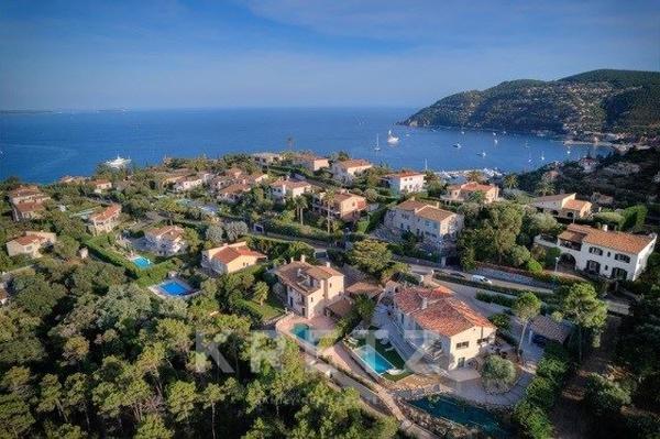 ÉCRIN D’EXCEPTION : VILLA HYPER-LUXE AVEC VUE FÉERIQUE SUR LA BAIE DE CANNES