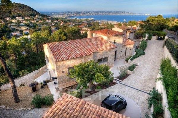 ÉCRIN D’EXCEPTION : VILLA HYPER-LUXE AVEC VUE FÉERIQUE SUR LA BAIE DE CANNES