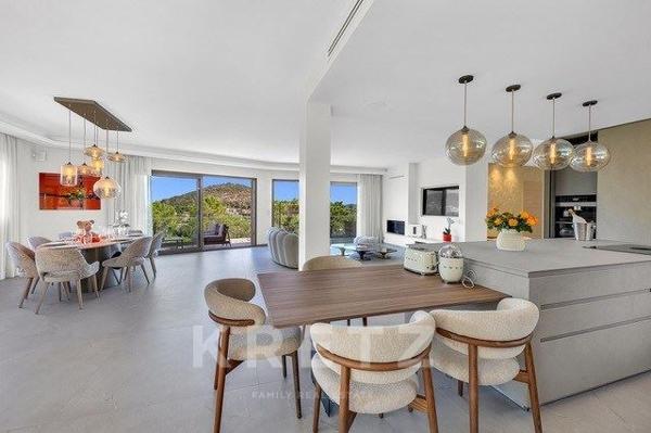 ÉCRIN D’EXCEPTION : VILLA HYPER-LUXE AVEC VUE FÉERIQUE SUR LA BAIE DE CANNES