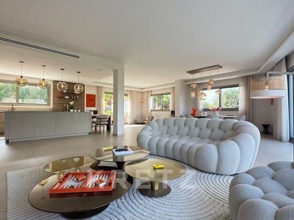 ÉCRIN D’EXCEPTION : VILLA HYPER-LUXE AVEC VUE FÉERIQUE SUR LA BAIE DE CANNES