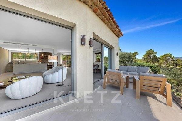 ÉCRIN D’EXCEPTION : VILLA HYPER-LUXE AVEC VUE FÉERIQUE SUR LA BAIE DE CANNES