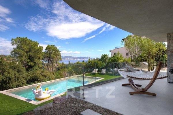 ÉCRIN D’EXCEPTION : VILLA HYPER-LUXE AVEC VUE FÉERIQUE SUR LA BAIE DE CANNES
