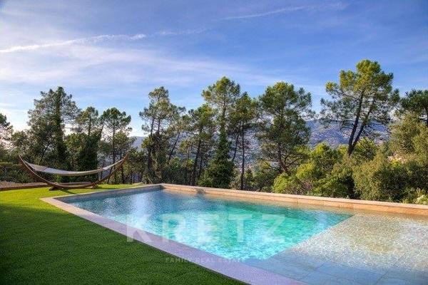 ÉCRIN D’EXCEPTION : VILLA HYPER-LUXE AVEC VUE FÉERIQUE SUR LA BAIE DE CANNES