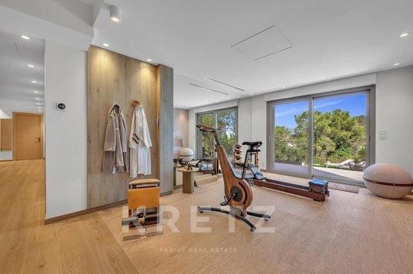 ÉCRIN D’EXCEPTION : VILLA HYPER-LUXE AVEC VUE FÉERIQUE SUR LA BAIE DE CANNES