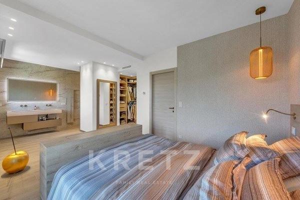 ÉCRIN D’EXCEPTION : VILLA HYPER-LUXE AVEC VUE FÉERIQUE SUR LA BAIE DE CANNES