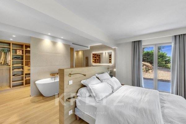 ÉCRIN D’EXCEPTION : VILLA HYPER-LUXE AVEC VUE FÉERIQUE SUR LA BAIE DE CANNES