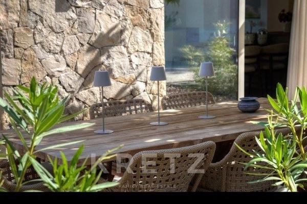 ÉCRIN D’EXCEPTION : VILLA HYPER-LUXE AVEC VUE FÉERIQUE SUR LA BAIE DE CANNES