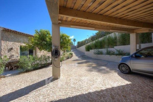 ÉCRIN D’EXCEPTION : VILLA HYPER-LUXE AVEC VUE FÉERIQUE SUR LA BAIE DE CANNES