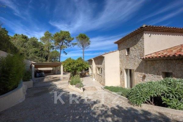 ÉCRIN D’EXCEPTION : VILLA HYPER-LUXE AVEC VUE FÉERIQUE SUR LA BAIE DE CANNES