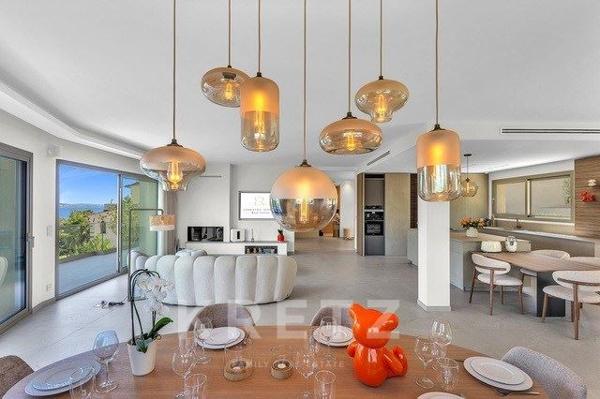 ÉCRIN D’EXCEPTION : VILLA HYPER-LUXE AVEC VUE FÉERIQUE SUR LA BAIE DE CANNES