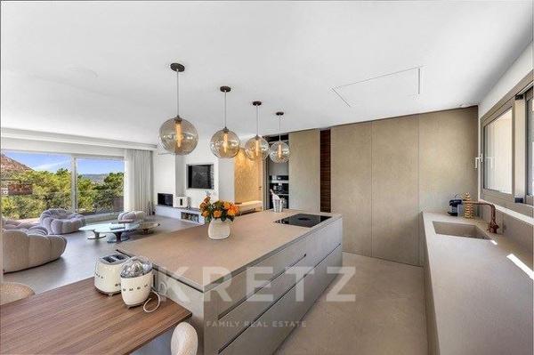 ÉCRIN D’EXCEPTION : VILLA HYPER-LUXE AVEC VUE FÉERIQUE SUR LA BAIE DE CANNES