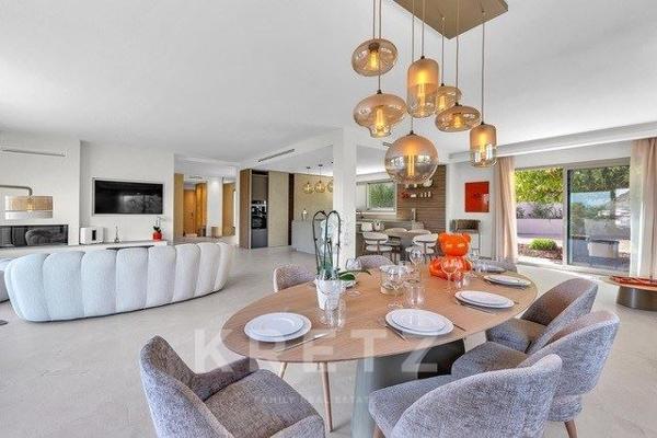 ÉCRIN D’EXCEPTION : VILLA HYPER-LUXE AVEC VUE FÉERIQUE SUR LA BAIE DE CANNES