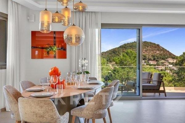 ÉCRIN D’EXCEPTION : VILLA HYPER-LUXE AVEC VUE FÉERIQUE SUR LA BAIE DE CANNES