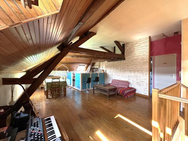 Venez visiter SANS TARDER cet appartement duplex d'une surface de 81,76 m².(LOI CARREZ).
Idéalement située au cœur de la commune de Nogent-Sur-Seine, accès a pied a toutes les commodités et commerces. Commune avec écoles et collège. Accès a la gare SNCF en 10 minutes a pied (Ligne Paris-Gare de l'est). Accès a l'école primaire en 5 minutes a pied.


Cet appartement, vous offre au rez-de-chaussée, une grande pièce d'environ 12 m² faisant office de grand sas d'entrée avec une belle superficie de stockage. 
Au 1er étage, vous trouverez, un vaste salon-séjour d'environ 30 m², une cuisine équipée et aménagée, un dégagement permettant d'accéder a un WC indépendant, une salle de bain et deux chambres d'environ 11 m² et 17,5m².

Ce bien est également pourvu d'une cave voutée d'environ 21 m² et d'un grenier non aménageable.

A l'extérieur, une jolie terrasse vous attend ainsi qu'une place de parking privative.

Les +++ Appartement duplex sans voisin au dessus situé au cœur du centre ville, fenêtres double vitrage PVC avec volets roulants, tout-à-l'égout, faible taxe foncière, faibles charges de copropriété, fibre accessible dans les parties communes,  accès a la gare en 10 minutes a pied et a l'école en 5 minutes a pied!!! 

La présente annonce immobilière vise 3 lots situés dans une copropriété de 13 lots au total et ne faisant l'objet d'aucune procédure en cours citée a l'article L.721-1 du code de la construction et de l'habitation.
Montant moyen mensuel de charges de copropriété déclaré par le vendeur: 70 euros par mois soit 840 euros annuel.
La présentation d'une pièce d'identité en cours de validité sera demandée a la visite, conformément a l'article L.561-5 du code monétaire et financier.

Pour plus de renseignements, n'hésitez pas a contacter Cyril Goutte au 0683379644.