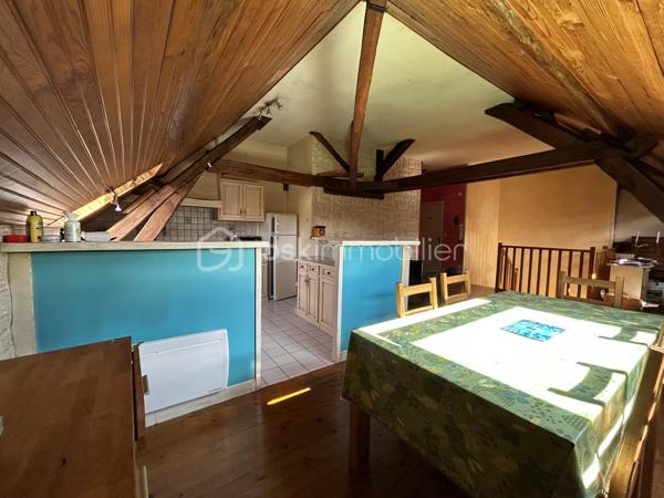 Venez visiter SANS TARDER cet appartement duplex d'une surface de 81,76 m².(LOI CARREZ).
Idéalement située au cœur de la commune de Nogent-Sur-Seine, accès a pied a toutes les commodités et commerces. Commune avec écoles et collège. Accès a la gare SNCF en 10 minutes a pied (Ligne Paris-Gare de l'est). Accès a l'école primaire en 5 minutes a pied.


Cet appartement, vous offre au rez-de-chaussée, une grande pièce d'environ 12 m² faisant office de grand sas d'entrée avec une belle superficie de stockage. 
Au 1er étage, vous trouverez, un vaste salon-séjour d'environ 30 m², une cuisine équipée et aménagée, un dégagement permettant d'accéder a un WC indépendant, une salle de bain et deux chambres d'environ 11 m² et 17,5m².

Ce bien est également pourvu d'une cave voutée d'environ 21 m² et d'un grenier non aménageable.

A l'extérieur, une jolie terrasse vous attend ainsi qu'une place de parking privative.

Les +++ Appartement duplex sans voisin au dessus situé au cœur du centre ville, fenêtres double vitrage PVC avec volets roulants, tout-à-l'égout, faible taxe foncière, faibles charges de copropriété, fibre accessible dans les parties communes,  accès a la gare en 10 minutes a pied et a l'école en 5 minutes a pied!!! 

La présente annonce immobilière vise 3 lots situés dans une copropriété de 13 lots au total et ne faisant l'objet d'aucune procédure en cours citée a l'article L.721-1 du code de la construction et de l'habitation.
Montant moyen mensuel de charges de copropriété déclaré par le vendeur: 70 euros par mois soit 840 euros annuel.
La présentation d'une pièce d'identité en cours de validité sera demandée a la visite, conformément a l'article L.561-5 du code monétaire et financier.

Pour plus de renseignements, n'hésitez pas a contacter Cyril Goutte au 0683379644.