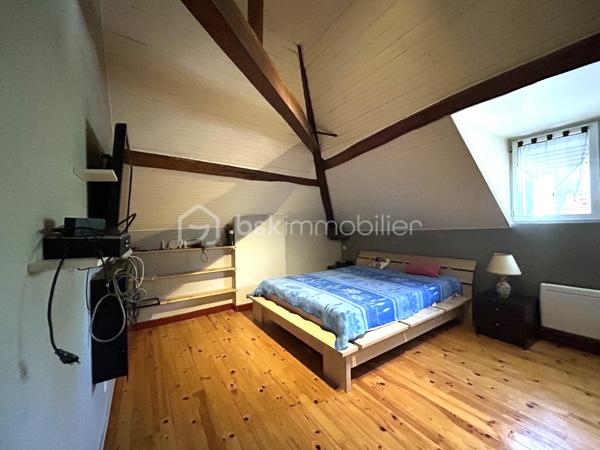 Venez visiter SANS TARDER cet appartement duplex d'une surface de 81,76 m².(LOI CARREZ).
Idéalement située au cœur de la commune de Nogent-Sur-Seine, accès a pied a toutes les commodités et commerces. Commune avec écoles et collège. Accès a la gare SNCF en 10 minutes a pied (Ligne Paris-Gare de l'est). Accès a l'école primaire en 5 minutes a pied.


Cet appartement, vous offre au rez-de-chaussée, une grande pièce d'environ 12 m² faisant office de grand sas d'entrée avec une belle superficie de stockage. 
Au 1er étage, vous trouverez, un vaste salon-séjour d'environ 30 m², une cuisine équipée et aménagée, un dégagement permettant d'accéder a un WC indépendant, une salle de bain et deux chambres d'environ 11 m² et 17,5m².

Ce bien est également pourvu d'une cave voutée d'environ 21 m² et d'un grenier non aménageable.

A l'extérieur, une jolie terrasse vous attend ainsi qu'une place de parking privative.

Les +++ Appartement duplex sans voisin au dessus situé au cœur du centre ville, fenêtres double vitrage PVC avec volets roulants, tout-à-l'égout, faible taxe foncière, faibles charges de copropriété, fibre accessible dans les parties communes,  accès a la gare en 10 minutes a pied et a l'école en 5 minutes a pied!!! 

La présente annonce immobilière vise 3 lots situés dans une copropriété de 13 lots au total et ne faisant l'objet d'aucune procédure en cours citée a l'article L.721-1 du code de la construction et de l'habitation.
Montant moyen mensuel de charges de copropriété déclaré par le vendeur: 70 euros par mois soit 840 euros annuel.
La présentation d'une pièce d'identité en cours de validité sera demandée a la visite, conformément a l'article L.561-5 du code monétaire et financier.

Pour plus de renseignements, n'hésitez pas a contacter Cyril Goutte au 0683379644.