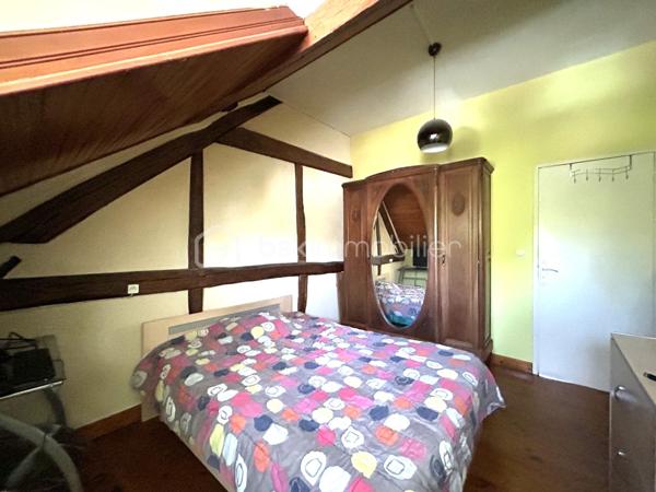 Venez visiter SANS TARDER cet appartement duplex d'une surface de 81,76 m².(LOI CARREZ).
Idéalement située au cœur de la commune de Nogent-Sur-Seine, accès a pied a toutes les commodités et commerces. Commune avec écoles et collège. Accès a la gare SNCF en 10 minutes a pied (Ligne Paris-Gare de l'est). Accès a l'école primaire en 5 minutes a pied.


Cet appartement, vous offre au rez-de-chaussée, une grande pièce d'environ 12 m² faisant office de grand sas d'entrée avec une belle superficie de stockage. 
Au 1er étage, vous trouverez, un vaste salon-séjour d'environ 30 m², une cuisine équipée et aménagée, un dégagement permettant d'accéder a un WC indépendant, une salle de bain et deux chambres d'environ 11 m² et 17,5m².

Ce bien est également pourvu d'une cave voutée d'environ 21 m² et d'un grenier non aménageable.

A l'extérieur, une jolie terrasse vous attend ainsi qu'une place de parking privative.

Les +++ Appartement duplex sans voisin au dessus situé au cœur du centre ville, fenêtres double vitrage PVC avec volets roulants, tout-à-l'égout, faible taxe foncière, faibles charges de copropriété, fibre accessible dans les parties communes,  accès a la gare en 10 minutes a pied et a l'école en 5 minutes a pied!!! 

La présente annonce immobilière vise 3 lots situés dans une copropriété de 13 lots au total et ne faisant l'objet d'aucune procédure en cours citée a l'article L.721-1 du code de la construction et de l'habitation.
Montant moyen mensuel de charges de copropriété déclaré par le vendeur: 70 euros par mois soit 840 euros annuel.
La présentation d'une pièce d'identité en cours de validité sera demandée a la visite, conformément a l'article L.561-5 du code monétaire et financier.

Pour plus de renseignements, n'hésitez pas a contacter Cyril Goutte au 0683379644.