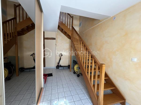 Venez visiter SANS TARDER cet appartement duplex d'une surface de 81,76 m².(LOI CARREZ).
Idéalement située au cœur de la commune de Nogent-Sur-Seine, accès a pied a toutes les commodités et commerces. Commune avec écoles et collège. Accès a la gare SNCF en 10 minutes a pied (Ligne Paris-Gare de l'est). Accès a l'école primaire en 5 minutes a pied.


Cet appartement, vous offre au rez-de-chaussée, une grande pièce d'environ 12 m² faisant office de grand sas d'entrée avec une belle superficie de stockage. 
Au 1er étage, vous trouverez, un vaste salon-séjour d'environ 30 m², une cuisine équipée et aménagée, un dégagement permettant d'accéder a un WC indépendant, une salle de bain et deux chambres d'environ 11 m² et 17,5m².

Ce bien est également pourvu d'une cave voutée d'environ 21 m² et d'un grenier non aménageable.

A l'extérieur, une jolie terrasse vous attend ainsi qu'une place de parking privative.

Les +++ Appartement duplex sans voisin au dessus situé au cœur du centre ville, fenêtres double vitrage PVC avec volets roulants, tout-à-l'égout, faible taxe foncière, faibles charges de copropriété, fibre accessible dans les parties communes,  accès a la gare en 10 minutes a pied et a l'école en 5 minutes a pied!!! 

La présente annonce immobilière vise 3 lots situés dans une copropriété de 13 lots au total et ne faisant l'objet d'aucune procédure en cours citée a l'article L.721-1 du code de la construction et de l'habitation.
Montant moyen mensuel de charges de copropriété déclaré par le vendeur: 70 euros par mois soit 840 euros annuel.
La présentation d'une pièce d'identité en cours de validité sera demandée a la visite, conformément a l'article L.561-5 du code monétaire et financier.

Pour plus de renseignements, n'hésitez pas a contacter Cyril Goutte au 0683379644.