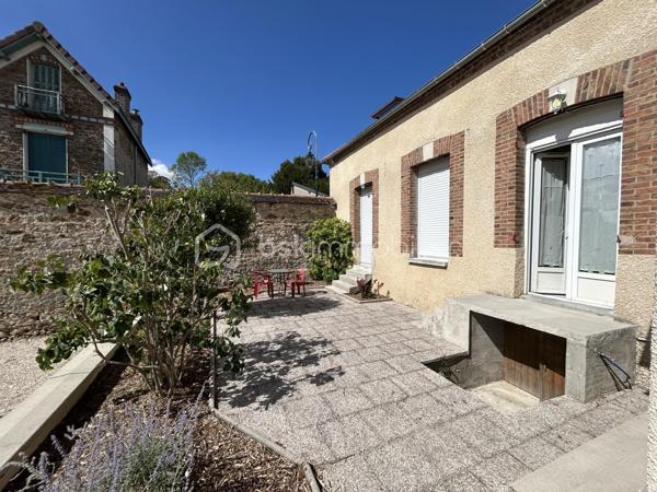 Venez visiter SANS TARDER cet appartement duplex d'une surface de 81,76 m².(LOI CARREZ).
Idéalement située au cœur de la commune de Nogent-Sur-Seine, accès a pied a toutes les commodités et commerces. Commune avec écoles et collège. Accès a la gare SNCF en 10 minutes a pied (Ligne Paris-Gare de l'est). Accès a l'école primaire en 5 minutes a pied.


Cet appartement, vous offre au rez-de-chaussée, une grande pièce d'environ 12 m² faisant office de grand sas d'entrée avec une belle superficie de stockage. 
Au 1er étage, vous trouverez, un vaste salon-séjour d'environ 30 m², une cuisine équipée et aménagée, un dégagement permettant d'accéder a un WC indépendant, une salle de bain et deux chambres d'environ 11 m² et 17,5m².

Ce bien est également pourvu d'une cave voutée d'environ 21 m² et d'un grenier non aménageable.

A l'extérieur, une jolie terrasse vous attend ainsi qu'une place de parking privative.

Les +++ Appartement duplex sans voisin au dessus situé au cœur du centre ville, fenêtres double vitrage PVC avec volets roulants, tout-à-l'égout, faible taxe foncière, faibles charges de copropriété, fibre accessible dans les parties communes,  accès a la gare en 10 minutes a pied et a l'école en 5 minutes a pied!!! 

La présente annonce immobilière vise 3 lots situés dans une copropriété de 13 lots au total et ne faisant l'objet d'aucune procédure en cours citée a l'article L.721-1 du code de la construction et de l'habitation.
Montant moyen mensuel de charges de copropriété déclaré par le vendeur: 70 euros par mois soit 840 euros annuel.
La présentation d'une pièce d'identité en cours de validité sera demandée a la visite, conformément a l'article L.561-5 du code monétaire et financier.

Pour plus de renseignements, n'hésitez pas a contacter Cyril Goutte au 0683379644.