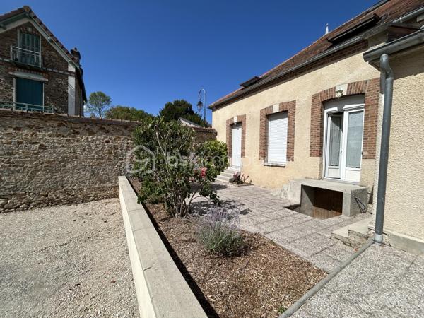 Venez visiter SANS TARDER cet appartement duplex d'une surface de 81,76 m².(LOI CARREZ).
Idéalement située au cœur de la commune de Nogent-Sur-Seine, accès a pied a toutes les commodités et commerces. Commune avec écoles et collège. Accès a la gare SNCF en 10 minutes a pied (Ligne Paris-Gare de l'est). Accès a l'école primaire en 5 minutes a pied.


Cet appartement, vous offre au rez-de-chaussée, une grande pièce d'environ 12 m² faisant office de grand sas d'entrée avec une belle superficie de stockage. 
Au 1er étage, vous trouverez, un vaste salon-séjour d'environ 30 m², une cuisine équipée et aménagée, un dégagement permettant d'accéder a un WC indépendant, une salle de bain et deux chambres d'environ 11 m² et 17,5m².

Ce bien est également pourvu d'une cave voutée d'environ 21 m² et d'un grenier non aménageable.

A l'extérieur, une jolie terrasse vous attend ainsi qu'une place de parking privative.

Les +++ Appartement duplex sans voisin au dessus situé au cœur du centre ville, fenêtres double vitrage PVC avec volets roulants, tout-à-l'égout, faible taxe foncière, faibles charges de copropriété, fibre accessible dans les parties communes,  accès a la gare en 10 minutes a pied et a l'école en 5 minutes a pied!!! 

La présente annonce immobilière vise 3 lots situés dans une copropriété de 13 lots au total et ne faisant l'objet d'aucune procédure en cours citée a l'article L.721-1 du code de la construction et de l'habitation.
Montant moyen mensuel de charges de copropriété déclaré par le vendeur: 70 euros par mois soit 840 euros annuel.
La présentation d'une pièce d'identité en cours de validité sera demandée a la visite, conformément a l'article L.561-5 du code monétaire et financier.

Pour plus de renseignements, n'hésitez pas a contacter Cyril Goutte au 0683379644.