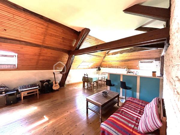 Venez visiter SANS TARDER cet appartement duplex d'une surface de 81,76 m².(LOI CARREZ).
Idéalement située au cœur de la commune de Nogent-Sur-Seine, accès a pied a toutes les commodités et commerces. Commune avec écoles et collège. Accès a la gare SNCF en 10 minutes a pied (Ligne Paris-Gare de l'est). Accès a l'école primaire en 5 minutes a pied.


Cet appartement, vous offre au rez-de-chaussée, une grande pièce d'environ 12 m² faisant office de grand sas d'entrée avec une belle superficie de stockage. 
Au 1er étage, vous trouverez, un vaste salon-séjour d'environ 30 m², une cuisine équipée et aménagée, un dégagement permettant d'accéder a un WC indépendant, une salle de bain et deux chambres d'environ 11 m² et 17,5m².

Ce bien est également pourvu d'une cave voutée d'environ 21 m² et d'un grenier non aménageable.

A l'extérieur, une jolie terrasse vous attend ainsi qu'une place de parking privative.

Les +++ Appartement duplex sans voisin au dessus situé au cœur du centre ville, fenêtres double vitrage PVC avec volets roulants, tout-à-l'égout, faible taxe foncière, faibles charges de copropriété, fibre accessible dans les parties communes,  accès a la gare en 10 minutes a pied et a l'école en 5 minutes a pied!!! 

La présente annonce immobilière vise 3 lots situés dans une copropriété de 13 lots au total et ne faisant l'objet d'aucune procédure en cours citée a l'article L.721-1 du code de la construction et de l'habitation.
Montant moyen mensuel de charges de copropriété déclaré par le vendeur: 70 euros par mois soit 840 euros annuel.
La présentation d'une pièce d'identité en cours de validité sera demandée a la visite, conformément a l'article L.561-5 du code monétaire et financier.

Pour plus de renseignements, n'hésitez pas a contacter Cyril Goutte au 0683379644.