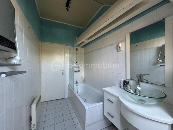 Venez visiter SANS TARDER cet appartement duplex d'une surface de 81,76 m².(LOI CARREZ).
Idéalement située au cœur de la commune de Nogent-Sur-Seine, accès a pied a toutes les commodités et commerces. Commune avec écoles et collège. Accès a la gare SNCF en 10 minutes a pied (Ligne Paris-Gare de l'est). Accès a l'école primaire en 5 minutes a pied.


Cet appartement, vous offre au rez-de-chaussée, une grande pièce d'environ 12 m² faisant office de grand sas d'entrée avec une belle superficie de stockage. 
Au 1er étage, vous trouverez, un vaste salon-séjour d'environ 30 m², une cuisine équipée et aménagée, un dégagement permettant d'accéder a un WC indépendant, une salle de bain et deux chambres d'environ 11 m² et 17,5m².

Ce bien est également pourvu d'une cave voutée d'environ 21 m² et d'un grenier non aménageable.

A l'extérieur, une jolie terrasse vous attend ainsi qu'une place de parking privative.

Les +++ Appartement duplex sans voisin au dessus situé au cœur du centre ville, fenêtres double vitrage PVC avec volets roulants, tout-à-l'égout, faible taxe foncière, faibles charges de copropriété, fibre accessible dans les parties communes,  accès a la gare en 10 minutes a pied et a l'école en 5 minutes a pied!!! 

La présente annonce immobilière vise 3 lots situés dans une copropriété de 13 lots au total et ne faisant l'objet d'aucune procédure en cours citée a l'article L.721-1 du code de la construction et de l'habitation.
Montant moyen mensuel de charges de copropriété déclaré par le vendeur: 70 euros par mois soit 840 euros annuel.
La présentation d'une pièce d'identité en cours de validité sera demandée a la visite, conformément a l'article L.561-5 du code monétaire et financier.

Pour plus de renseignements, n'hésitez pas a contacter Cyril Goutte au 0683379644.