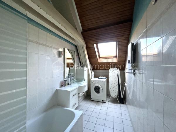 Venez visiter SANS TARDER cet appartement duplex d'une surface de 81,76 m².(LOI CARREZ).
Idéalement située au cœur de la commune de Nogent-Sur-Seine, accès a pied a toutes les commodités et commerces. Commune avec écoles et collège. Accès a la gare SNCF en 10 minutes a pied (Ligne Paris-Gare de l'est). Accès a l'école primaire en 5 minutes a pied.


Cet appartement, vous offre au rez-de-chaussée, une grande pièce d'environ 12 m² faisant office de grand sas d'entrée avec une belle superficie de stockage. 
Au 1er étage, vous trouverez, un vaste salon-séjour d'environ 30 m², une cuisine équipée et aménagée, un dégagement permettant d'accéder a un WC indépendant, une salle de bain et deux chambres d'environ 11 m² et 17,5m².

Ce bien est également pourvu d'une cave voutée d'environ 21 m² et d'un grenier non aménageable.

A l'extérieur, une jolie terrasse vous attend ainsi qu'une place de parking privative.

Les +++ Appartement duplex sans voisin au dessus situé au cœur du centre ville, fenêtres double vitrage PVC avec volets roulants, tout-à-l'égout, faible taxe foncière, faibles charges de copropriété, fibre accessible dans les parties communes,  accès a la gare en 10 minutes a pied et a l'école en 5 minutes a pied!!! 

La présente annonce immobilière vise 3 lots situés dans une copropriété de 13 lots au total et ne faisant l'objet d'aucune procédure en cours citée a l'article L.721-1 du code de la construction et de l'habitation.
Montant moyen mensuel de charges de copropriété déclaré par le vendeur: 70 euros par mois soit 840 euros annuel.
La présentation d'une pièce d'identité en cours de validité sera demandée a la visite, conformément a l'article L.561-5 du code monétaire et financier.

Pour plus de renseignements, n'hésitez pas a contacter Cyril Goutte au 0683379644.