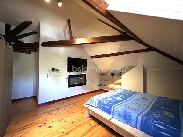 Venez visiter SANS TARDER cet appartement duplex d'une surface de 81,76 m².(LOI CARREZ).
Idéalement située au cœur de la commune de Nogent-Sur-Seine, accès a pied a toutes les commodités et commerces. Commune avec écoles et collège. Accès a la gare SNCF en 10 minutes a pied (Ligne Paris-Gare de l'est). Accès a l'école primaire en 5 minutes a pied.


Cet appartement, vous offre au rez-de-chaussée, une grande pièce d'environ 12 m² faisant office de grand sas d'entrée avec une belle superficie de stockage. 
Au 1er étage, vous trouverez, un vaste salon-séjour d'environ 30 m², une cuisine équipée et aménagée, un dégagement permettant d'accéder a un WC indépendant, une salle de bain et deux chambres d'environ 11 m² et 17,5m².

Ce bien est également pourvu d'une cave voutée d'environ 21 m² et d'un grenier non aménageable.

A l'extérieur, une jolie terrasse vous attend ainsi qu'une place de parking privative.

Les +++ Appartement duplex sans voisin au dessus situé au cœur du centre ville, fenêtres double vitrage PVC avec volets roulants, tout-à-l'égout, faible taxe foncière, faibles charges de copropriété, fibre accessible dans les parties communes,  accès a la gare en 10 minutes a pied et a l'école en 5 minutes a pied!!! 

La présente annonce immobilière vise 3 lots situés dans une copropriété de 13 lots au total et ne faisant l'objet d'aucune procédure en cours citée a l'article L.721-1 du code de la construction et de l'habitation.
Montant moyen mensuel de charges de copropriété déclaré par le vendeur: 70 euros par mois soit 840 euros annuel.
La présentation d'une pièce d'identité en cours de validité sera demandée a la visite, conformément a l'article L.561-5 du code monétaire et financier.

Pour plus de renseignements, n'hésitez pas a contacter Cyril Goutte au 0683379644.