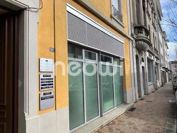 Local en rez de chaussee avec vitrine