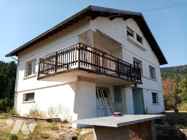vue dominante sur la vallée pour ce pavillon traditionnel à conforter