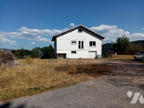 vue dominante sur la vallée pour ce pavillon traditionnel à conforter