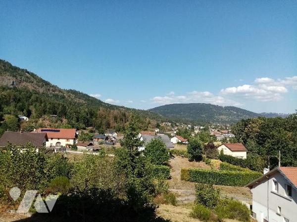 vue dominante sur la vallée pour ce pavillon traditionnel à conforter