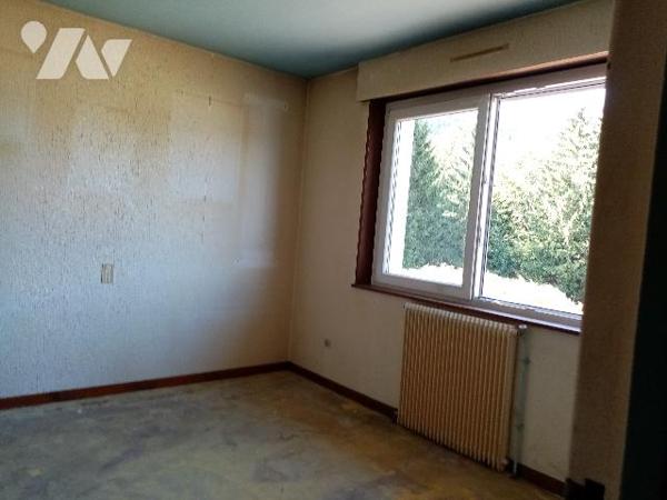 vue dominante sur la vallée pour ce pavillon traditionnel à conforter