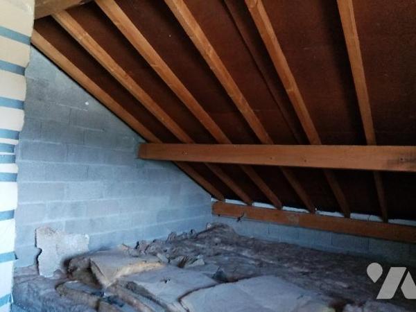 vue dominante sur la vallée pour ce pavillon traditionnel à conforter