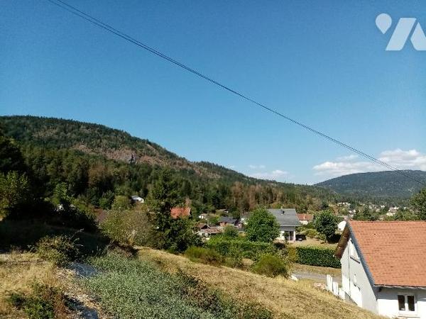 vue dominante sur la vallée pour ce pavillon traditionnel à conforter