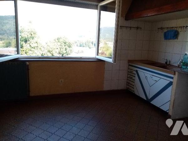 vue dominante sur la vallée pour ce pavillon traditionnel à conforter