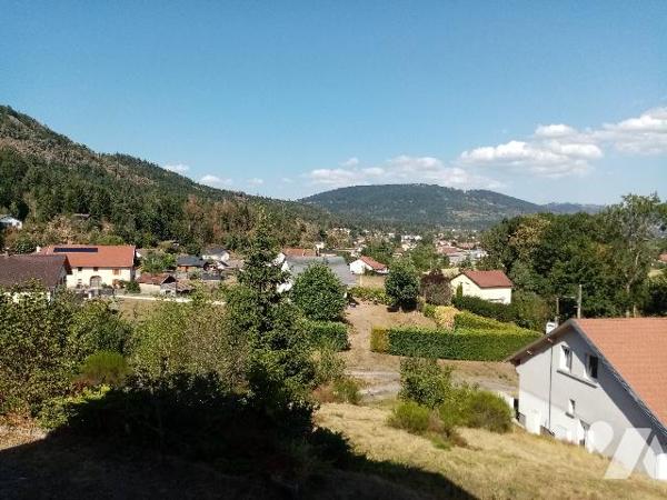 vue dominante sur la vallée pour ce pavillon traditionnel à conforter