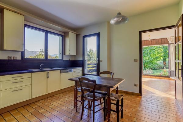 Spacieuse maison à vendre à Saint Baldoph - 11 Pièces et 7 Chambres !