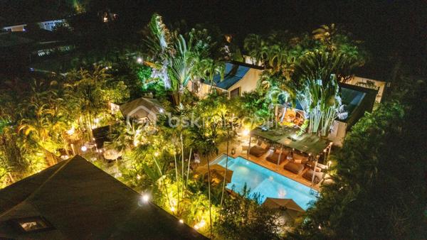 🖼️🪴🏡🌴 ***********EN EXCLUSIVITE *********  Ensemble immobilier d’exception composé d une belle villa T4/5 de 135 m2 avec piscine et d un fonds de commerce proposant 4 gîtes pour une superficie totale de 212 m2 (deux T2 et deux T3) avec piscine et bar sur un terrain arboré de 1600 m2.

Il bénéficie d'un emplacement de premier choix (plusieurs plages renommées ⛱️🐚🌊☀️🏖️🐠 accessibles à pied (bois jolan, Helleux, Pierre et Vacances), dont des spots de surf 😀🏄‍♀️🏄🏻‍♂️🌊, des chemins côtiers promettent aussi de belles balades depuis ce bien). Les commodités sont proches et l'accès à la route nationale est proche.

😊 Les heureux propriétaires, après y avoir mis tous leurs talents de décorateurs / paysagistes / gestionnaires et en avoir fait un petit bijou de raffinement, de convivialité et d’exotisme 🍹🎋🌵🌴, sont appelés par de nouvelles aventures sous d autres horizons 🌍 👀🔎 Ils recherchent maintenant des repreneurs, chanceux de pouvoir faire perdurer leur réussite et qui pourront eux aussi s épanouir dans ce lieu d exception et apaisant au cœur d une nature luxuriante et exceptionnelle (rare sur Grande Terre).

🚪De construction béton, l espace privatif (la villa) et l espace commercial (les 4 gîtes) bénéficient chacun d une entrée indépendante assurant une intimité totale 👍 depuis un grand parking prévu pour 6 voitures.

Vous serez charmés dès l'entrée avec tout d'abord une villa T4/T5 sans vis à vis, composée d'un agréable salon, d'une cuisine équipée semi-ouverte, un cellier, un couloir, 3 chambres, une salle d'eau avec douche et double vasque, puis un wc indépendant. A l'étage : une mezzanine (pouvant être fermée afin d'obtenir une quatrième chambre) avec sa salle d'eau (lavobo, douche et wc). A l'extérieur : une terrasse cosy fermant par des volets roulants anti-cycloniques Somfi, et un magnifique espace extérieur végétalisé, agrémenté d'une piscine de 4m x 2m bordée de pierre de rivière et une douche extérieure ainsi que d'une pergola avec espace détente et coin bar.

Découvrons maintenant l'espace gites... Une belle allée végétalisée vous transportera dans un paradis tropical digne de basse terre ! Sérénité, détente et dépaysement assuré ! Vous découvrirez un espace bar / pergola / espace repas avec ambiance lounge qui vous mènera à la majestueuse piscine agrémentée de deux espaces détente (dont un couvert), avec une douche extérieure.

Puis 4 gites cosy aménagés avec goût et prêts à louer (deux T2 composés d'un salon, une cuisine, une salle d'eau et deux terrasses dont une couverte et deux T3 composés d'un salon, une cuisine, 2 chambres (pour 5 couchages au total), une salle d'eau et deux terrasses dont une couverte.

💘 Vous l aurez compris au vu des photos et des notes extrêmement élevées sur les sites de réservation, ce bien incroyablement abouti et pensé avec finesse, subtilité, raffinement, confort, harmonie dans chaque détail et intelligence, fera le bonheur de ses nouveaux propriétaires. Tous les logements sont vendus meublés et équipés, la décoration et le mobilier sont d une qualité rare et haut de gamme (teck, aluminum où grandes marques se côtoient tels que les canapés Bubble de Roche Bobois, Claire Ambiance, Woodstock, Jura, Dyson, Vorweck, etc...  (les connaisseurs y seront sensibles) 👍 Chaque espace reflète le goût raffiné des propriétaires, qui ont su créer une atmosphère unique où charme et authenticité se mêlent avec justesse.

Les vendeurs sont d'une générosité rare : ils ont poussé leur degré d'exigence à l'extrême pour le confort de leurs hôtes (chaque locatif est équipé d'une machine à café à grains de marque Jura, d'aspirateurs sans traineau tels que Dyson par exemple, les électroménagers sont tous de belles marques. Dans la villa qu'ils occupent, un salon Roche Bobois, de la Sono De Vialet, un robot Thermomix, un robot Kenwood, un airfryer, un sèche linge +++ , des lustres haut de gamme, linge de lit, matelas pour certains d'hôtellerie, robot sans fil pour la piscine.etc... on y trouve aussi de belles pièces d'antiquaires, etc... Tous ces éléments sont inclus dans la vente, les propriétaires ont à coeur de faire bénéficier à leurs successeurs tout le confort et la haute qualité des éléments qui composent ce bien rare. Seuls quelques tableaux signés seront récupérés.

Autres avantages : une citerne tampon de 6000 l alimente tout le site, télésurveillance, vaste parking privé avec portail électrique, micro-station quasiment neuve répondant aux normes actuelles, internet par satellite offrant une connexion irréprochable, porte d'entrée maison en alu, fermeture 4 points, arbres fruitiers (manguier, maracudja, avocatier, goyavier, bananiers. Un abri de jardin en dur borde le parking.

🔵 Pour ce bien d’exception, la fiabilité financière des acquéreurs sera vérifiée avant chaque visite 👍

N'hésitez-pas à me contacter, de préférence via whatsapp ou par mail.