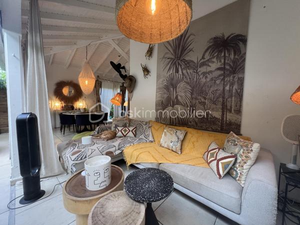 🖼️🪴🏡🌴 ***********EN EXCLUSIVITE *********  Ensemble immobilier d’exception composé d une belle villa T4/5 de 135 m2 avec piscine et d un fonds de commerce proposant 4 gîtes pour une superficie totale de 212 m2 (deux T2 et deux T3) avec piscine et bar sur un terrain arboré de 1600 m2.

Il bénéficie d'un emplacement de premier choix (plusieurs plages renommées ⛱️🐚🌊☀️🏖️🐠 accessibles à pied (bois jolan, Helleux, Pierre et Vacances), dont des spots de surf 😀🏄‍♀️🏄🏻‍♂️🌊, des chemins côtiers promettent aussi de belles balades depuis ce bien). Les commodités sont proches et l'accès à la route nationale est proche.

😊 Les heureux propriétaires, après y avoir mis tous leurs talents de décorateurs / paysagistes / gestionnaires et en avoir fait un petit bijou de raffinement, de convivialité et d’exotisme 🍹🎋🌵🌴, sont appelés par de nouvelles aventures sous d autres horizons 🌍 👀🔎 Ils recherchent maintenant des repreneurs, chanceux de pouvoir faire perdurer leur réussite et qui pourront eux aussi s épanouir dans ce lieu d exception et apaisant au cœur d une nature luxuriante et exceptionnelle (rare sur Grande Terre).

🚪De construction béton, l espace privatif (la villa) et l espace commercial (les 4 gîtes) bénéficient chacun d une entrée indépendante assurant une intimité totale 👍 depuis un grand parking prévu pour 6 voitures.

Vous serez charmés dès l'entrée avec tout d'abord une villa T4/T5 sans vis à vis, composée d'un agréable salon, d'une cuisine équipée semi-ouverte, un cellier, un couloir, 3 chambres, une salle d'eau avec douche et double vasque, puis un wc indépendant. A l'étage : une mezzanine (pouvant être fermée afin d'obtenir une quatrième chambre) avec sa salle d'eau (lavobo, douche et wc). A l'extérieur : une terrasse cosy fermant par des volets roulants anti-cycloniques Somfi, et un magnifique espace extérieur végétalisé, agrémenté d'une piscine de 4m x 2m bordée de pierre de rivière et une douche extérieure ainsi que d'une pergola avec espace détente et coin bar.

Découvrons maintenant l'espace gites... Une belle allée végétalisée vous transportera dans un paradis tropical digne de basse terre ! Sérénité, détente et dépaysement assuré ! Vous découvrirez un espace bar / pergola / espace repas avec ambiance lounge qui vous mènera à la majestueuse piscine agrémentée de deux espaces détente (dont un couvert), avec une douche extérieure.

Puis 4 gites cosy aménagés avec goût et prêts à louer (deux T2 composés d'un salon, une cuisine, une salle d'eau et deux terrasses dont une couverte et deux T3 composés d'un salon, une cuisine, 2 chambres (pour 5 couchages au total), une salle d'eau et deux terrasses dont une couverte.

💘 Vous l aurez compris au vu des photos et des notes extrêmement élevées sur les sites de réservation, ce bien incroyablement abouti et pensé avec finesse, subtilité, raffinement, confort, harmonie dans chaque détail et intelligence, fera le bonheur de ses nouveaux propriétaires. Tous les logements sont vendus meublés et équipés, la décoration et le mobilier sont d une qualité rare et haut de gamme (teck, aluminum où grandes marques se côtoient tels que les canapés Bubble de Roche Bobois, Claire Ambiance, Woodstock, Jura, Dyson, Vorweck, etc...  (les connaisseurs y seront sensibles) 👍 Chaque espace reflète le goût raffiné des propriétaires, qui ont su créer une atmosphère unique où charme et authenticité se mêlent avec justesse.

Les vendeurs sont d'une générosité rare : ils ont poussé leur degré d'exigence à l'extrême pour le confort de leurs hôtes (chaque locatif est équipé d'une machine à café à grains de marque Jura, d'aspirateurs sans traineau tels que Dyson par exemple, les électroménagers sont tous de belles marques. Dans la villa qu'ils occupent, un salon Roche Bobois, de la Sono De Vialet, un robot Thermomix, un robot Kenwood, un airfryer, un sèche linge +++ , des lustres haut de gamme, linge de lit, matelas pour certains d'hôtellerie, robot sans fil pour la piscine.etc... on y trouve aussi de belles pièces d'antiquaires, etc... Tous ces éléments sont inclus dans la vente, les propriétaires ont à coeur de faire bénéficier à leurs successeurs tout le confort et la haute qualité des éléments qui composent ce bien rare. Seuls quelques tableaux signés seront récupérés.

Autres avantages : une citerne tampon de 6000 l alimente tout le site, télésurveillance, vaste parking privé avec portail électrique, micro-station quasiment neuve répondant aux normes actuelles, internet par satellite offrant une connexion irréprochable, porte d'entrée maison en alu, fermeture 4 points, arbres fruitiers (manguier, maracudja, avocatier, goyavier, bananiers. Un abri de jardin en dur borde le parking.

🔵 Pour ce bien d’exception, la fiabilité financière des acquéreurs sera vérifiée avant chaque visite 👍

N'hésitez-pas à me contacter, de préférence via whatsapp ou par mail.