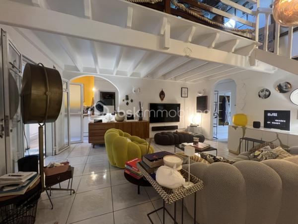 🖼️🪴🏡🌴 ***********EN EXCLUSIVITE *********  Ensemble immobilier d’exception composé d une belle villa T4/5 de 135 m2 avec piscine et d un fonds de commerce proposant 4 gîtes pour une superficie totale de 212 m2 (deux T2 et deux T3) avec piscine et bar sur un terrain arboré de 1600 m2.

Il bénéficie d'un emplacement de premier choix (plusieurs plages renommées ⛱️🐚🌊☀️🏖️🐠 accessibles à pied (bois jolan, Helleux, Pierre et Vacances), dont des spots de surf 😀🏄‍♀️🏄🏻‍♂️🌊, des chemins côtiers promettent aussi de belles balades depuis ce bien). Les commodités sont proches et l'accès à la route nationale est proche.

😊 Les heureux propriétaires, après y avoir mis tous leurs talents de décorateurs / paysagistes / gestionnaires et en avoir fait un petit bijou de raffinement, de convivialité et d’exotisme 🍹🎋🌵🌴, sont appelés par de nouvelles aventures sous d autres horizons 🌍 👀🔎 Ils recherchent maintenant des repreneurs, chanceux de pouvoir faire perdurer leur réussite et qui pourront eux aussi s épanouir dans ce lieu d exception et apaisant au cœur d une nature luxuriante et exceptionnelle (rare sur Grande Terre).

🚪De construction béton, l espace privatif (la villa) et l espace commercial (les 4 gîtes) bénéficient chacun d une entrée indépendante assurant une intimité totale 👍 depuis un grand parking prévu pour 6 voitures.

Vous serez charmés dès l'entrée avec tout d'abord une villa T4/T5 sans vis à vis, composée d'un agréable salon, d'une cuisine équipée semi-ouverte, un cellier, un couloir, 3 chambres, une salle d'eau avec douche et double vasque, puis un wc indépendant. A l'étage : une mezzanine (pouvant être fermée afin d'obtenir une quatrième chambre) avec sa salle d'eau (lavobo, douche et wc). A l'extérieur : une terrasse cosy fermant par des volets roulants anti-cycloniques Somfi, et un magnifique espace extérieur végétalisé, agrémenté d'une piscine de 4m x 2m bordée de pierre de rivière et une douche extérieure ainsi que d'une pergola avec espace détente et coin bar.

Découvrons maintenant l'espace gites... Une belle allée végétalisée vous transportera dans un paradis tropical digne de basse terre ! Sérénité, détente et dépaysement assuré ! Vous découvrirez un espace bar / pergola / espace repas avec ambiance lounge qui vous mènera à la majestueuse piscine agrémentée de deux espaces détente (dont un couvert), avec une douche extérieure.

Puis 4 gites cosy aménagés avec goût et prêts à louer (deux T2 composés d'un salon, une cuisine, une salle d'eau et deux terrasses dont une couverte et deux T3 composés d'un salon, une cuisine, 2 chambres (pour 5 couchages au total), une salle d'eau et deux terrasses dont une couverte.

💘 Vous l aurez compris au vu des photos et des notes extrêmement élevées sur les sites de réservation, ce bien incroyablement abouti et pensé avec finesse, subtilité, raffinement, confort, harmonie dans chaque détail et intelligence, fera le bonheur de ses nouveaux propriétaires. Tous les logements sont vendus meublés et équipés, la décoration et le mobilier sont d une qualité rare et haut de gamme (teck, aluminum où grandes marques se côtoient tels que les canapés Bubble de Roche Bobois, Claire Ambiance, Woodstock, Jura, Dyson, Vorweck, etc...  (les connaisseurs y seront sensibles) 👍 Chaque espace reflète le goût raffiné des propriétaires, qui ont su créer une atmosphère unique où charme et authenticité se mêlent avec justesse.

Les vendeurs sont d'une générosité rare : ils ont poussé leur degré d'exigence à l'extrême pour le confort de leurs hôtes (chaque locatif est équipé d'une machine à café à grains de marque Jura, d'aspirateurs sans traineau tels que Dyson par exemple, les électroménagers sont tous de belles marques. Dans la villa qu'ils occupent, un salon Roche Bobois, de la Sono De Vialet, un robot Thermomix, un robot Kenwood, un airfryer, un sèche linge +++ , des lustres haut de gamme, linge de lit, matelas pour certains d'hôtellerie, robot sans fil pour la piscine.etc... on y trouve aussi de belles pièces d'antiquaires, etc... Tous ces éléments sont inclus dans la vente, les propriétaires ont à coeur de faire bénéficier à leurs successeurs tout le confort et la haute qualité des éléments qui composent ce bien rare. Seuls quelques tableaux signés seront récupérés.

Autres avantages : une citerne tampon de 6000 l alimente tout le site, télésurveillance, vaste parking privé avec portail électrique, micro-station quasiment neuve répondant aux normes actuelles, internet par satellite offrant une connexion irréprochable, porte d'entrée maison en alu, fermeture 4 points, arbres fruitiers (manguier, maracudja, avocatier, goyavier, bananiers. Un abri de jardin en dur borde le parking.

🔵 Pour ce bien d’exception, la fiabilité financière des acquéreurs sera vérifiée avant chaque visite 👍

N'hésitez-pas à me contacter, de préférence via whatsapp ou par mail.