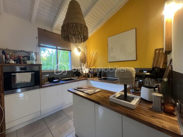 🖼️🪴🏡🌴 ***********EN EXCLUSIVITE *********  Ensemble immobilier d’exception composé d une belle villa T4/5 de 135 m2 avec piscine et d un fonds de commerce proposant 4 gîtes pour une superficie totale de 212 m2 (deux T2 et deux T3) avec piscine et bar sur un terrain arboré de 1600 m2.

Il bénéficie d'un emplacement de premier choix (plusieurs plages renommées ⛱️🐚🌊☀️🏖️🐠 accessibles à pied (bois jolan, Helleux, Pierre et Vacances), dont des spots de surf 😀🏄‍♀️🏄🏻‍♂️🌊, des chemins côtiers promettent aussi de belles balades depuis ce bien). Les commodités sont proches et l'accès à la route nationale est proche.

😊 Les heureux propriétaires, après y avoir mis tous leurs talents de décorateurs / paysagistes / gestionnaires et en avoir fait un petit bijou de raffinement, de convivialité et d’exotisme 🍹🎋🌵🌴, sont appelés par de nouvelles aventures sous d autres horizons 🌍 👀🔎 Ils recherchent maintenant des repreneurs, chanceux de pouvoir faire perdurer leur réussite et qui pourront eux aussi s épanouir dans ce lieu d exception et apaisant au cœur d une nature luxuriante et exceptionnelle (rare sur Grande Terre).

🚪De construction béton, l espace privatif (la villa) et l espace commercial (les 4 gîtes) bénéficient chacun d une entrée indépendante assurant une intimité totale 👍 depuis un grand parking prévu pour 6 voitures.

Vous serez charmés dès l'entrée avec tout d'abord une villa T4/T5 sans vis à vis, composée d'un agréable salon, d'une cuisine équipée semi-ouverte, un cellier, un couloir, 3 chambres, une salle d'eau avec douche et double vasque, puis un wc indépendant. A l'étage : une mezzanine (pouvant être fermée afin d'obtenir une quatrième chambre) avec sa salle d'eau (lavobo, douche et wc). A l'extérieur : une terrasse cosy fermant par des volets roulants anti-cycloniques Somfi, et un magnifique espace extérieur végétalisé, agrémenté d'une piscine de 4m x 2m bordée de pierre de rivière et une douche extérieure ainsi que d'une pergola avec espace détente et coin bar.

Découvrons maintenant l'espace gites... Une belle allée végétalisée vous transportera dans un paradis tropical digne de basse terre ! Sérénité, détente et dépaysement assuré ! Vous découvrirez un espace bar / pergola / espace repas avec ambiance lounge qui vous mènera à la majestueuse piscine agrémentée de deux espaces détente (dont un couvert), avec une douche extérieure.

Puis 4 gites cosy aménagés avec goût et prêts à louer (deux T2 composés d'un salon, une cuisine, une salle d'eau et deux terrasses dont une couverte et deux T3 composés d'un salon, une cuisine, 2 chambres (pour 5 couchages au total), une salle d'eau et deux terrasses dont une couverte.

💘 Vous l aurez compris au vu des photos et des notes extrêmement élevées sur les sites de réservation, ce bien incroyablement abouti et pensé avec finesse, subtilité, raffinement, confort, harmonie dans chaque détail et intelligence, fera le bonheur de ses nouveaux propriétaires. Tous les logements sont vendus meublés et équipés, la décoration et le mobilier sont d une qualité rare et haut de gamme (teck, aluminum où grandes marques se côtoient tels que les canapés Bubble de Roche Bobois, Claire Ambiance, Woodstock, Jura, Dyson, Vorweck, etc...  (les connaisseurs y seront sensibles) 👍 Chaque espace reflète le goût raffiné des propriétaires, qui ont su créer une atmosphère unique où charme et authenticité se mêlent avec justesse.

Les vendeurs sont d'une générosité rare : ils ont poussé leur degré d'exigence à l'extrême pour le confort de leurs hôtes (chaque locatif est équipé d'une machine à café à grains de marque Jura, d'aspirateurs sans traineau tels que Dyson par exemple, les électroménagers sont tous de belles marques. Dans la villa qu'ils occupent, un salon Roche Bobois, de la Sono De Vialet, un robot Thermomix, un robot Kenwood, un airfryer, un sèche linge +++ , des lustres haut de gamme, linge de lit, matelas pour certains d'hôtellerie, robot sans fil pour la piscine.etc... on y trouve aussi de belles pièces d'antiquaires, etc... Tous ces éléments sont inclus dans la vente, les propriétaires ont à coeur de faire bénéficier à leurs successeurs tout le confort et la haute qualité des éléments qui composent ce bien rare. Seuls quelques tableaux signés seront récupérés.

Autres avantages : une citerne tampon de 6000 l alimente tout le site, télésurveillance, vaste parking privé avec portail électrique, micro-station quasiment neuve répondant aux normes actuelles, internet par satellite offrant une connexion irréprochable, porte d'entrée maison en alu, fermeture 4 points, arbres fruitiers (manguier, maracudja, avocatier, goyavier, bananiers. Un abri de jardin en dur borde le parking.

🔵 Pour ce bien d’exception, la fiabilité financière des acquéreurs sera vérifiée avant chaque visite 👍

N'hésitez-pas à me contacter, de préférence via whatsapp ou par mail.