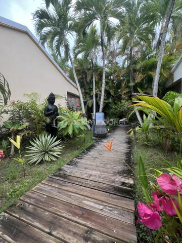 🖼️🪴🏡🌴 ***********EN EXCLUSIVITE *********  Ensemble immobilier d’exception composé d une belle villa T4/5 de 135 m2 avec piscine et d un fonds de commerce proposant 4 gîtes pour une superficie totale de 212 m2 (deux T2 et deux T3) avec piscine et bar sur un terrain arboré de 1600 m2.

Il bénéficie d'un emplacement de premier choix (plusieurs plages renommées ⛱️🐚🌊☀️🏖️🐠 accessibles à pied (bois jolan, Helleux, Pierre et Vacances), dont des spots de surf 😀🏄‍♀️🏄🏻‍♂️🌊, des chemins côtiers promettent aussi de belles balades depuis ce bien). Les commodités sont proches et l'accès à la route nationale est proche.

😊 Les heureux propriétaires, après y avoir mis tous leurs talents de décorateurs / paysagistes / gestionnaires et en avoir fait un petit bijou de raffinement, de convivialité et d’exotisme 🍹🎋🌵🌴, sont appelés par de nouvelles aventures sous d autres horizons 🌍 👀🔎 Ils recherchent maintenant des repreneurs, chanceux de pouvoir faire perdurer leur réussite et qui pourront eux aussi s épanouir dans ce lieu d exception et apaisant au cœur d une nature luxuriante et exceptionnelle (rare sur Grande Terre).

🚪De construction béton, l espace privatif (la villa) et l espace commercial (les 4 gîtes) bénéficient chacun d une entrée indépendante assurant une intimité totale 👍 depuis un grand parking prévu pour 6 voitures.

Vous serez charmés dès l'entrée avec tout d'abord une villa T4/T5 sans vis à vis, composée d'un agréable salon, d'une cuisine équipée semi-ouverte, un cellier, un couloir, 3 chambres, une salle d'eau avec douche et double vasque, puis un wc indépendant. A l'étage : une mezzanine (pouvant être fermée afin d'obtenir une quatrième chambre) avec sa salle d'eau (lavobo, douche et wc). A l'extérieur : une terrasse cosy fermant par des volets roulants anti-cycloniques Somfi, et un magnifique espace extérieur végétalisé, agrémenté d'une piscine de 4m x 2m bordée de pierre de rivière et une douche extérieure ainsi que d'une pergola avec espace détente et coin bar.

Découvrons maintenant l'espace gites... Une belle allée végétalisée vous transportera dans un paradis tropical digne de basse terre ! Sérénité, détente et dépaysement assuré ! Vous découvrirez un espace bar / pergola / espace repas avec ambiance lounge qui vous mènera à la majestueuse piscine agrémentée de deux espaces détente (dont un couvert), avec une douche extérieure.

Puis 4 gites cosy aménagés avec goût et prêts à louer (deux T2 composés d'un salon, une cuisine, une salle d'eau et deux terrasses dont une couverte et deux T3 composés d'un salon, une cuisine, 2 chambres (pour 5 couchages au total), une salle d'eau et deux terrasses dont une couverte.

💘 Vous l aurez compris au vu des photos et des notes extrêmement élevées sur les sites de réservation, ce bien incroyablement abouti et pensé avec finesse, subtilité, raffinement, confort, harmonie dans chaque détail et intelligence, fera le bonheur de ses nouveaux propriétaires. Tous les logements sont vendus meublés et équipés, la décoration et le mobilier sont d une qualité rare et haut de gamme (teck, aluminum où grandes marques se côtoient tels que les canapés Bubble de Roche Bobois, Claire Ambiance, Woodstock, Jura, Dyson, Vorweck, etc...  (les connaisseurs y seront sensibles) 👍 Chaque espace reflète le goût raffiné des propriétaires, qui ont su créer une atmosphère unique où charme et authenticité se mêlent avec justesse.

Les vendeurs sont d'une générosité rare : ils ont poussé leur degré d'exigence à l'extrême pour le confort de leurs hôtes (chaque locatif est équipé d'une machine à café à grains de marque Jura, d'aspirateurs sans traineau tels que Dyson par exemple, les électroménagers sont tous de belles marques. Dans la villa qu'ils occupent, un salon Roche Bobois, de la Sono De Vialet, un robot Thermomix, un robot Kenwood, un airfryer, un sèche linge +++ , des lustres haut de gamme, linge de lit, matelas pour certains d'hôtellerie, robot sans fil pour la piscine.etc... on y trouve aussi de belles pièces d'antiquaires, etc... Tous ces éléments sont inclus dans la vente, les propriétaires ont à coeur de faire bénéficier à leurs successeurs tout le confort et la haute qualité des éléments qui composent ce bien rare. Seuls quelques tableaux signés seront récupérés.

Autres avantages : une citerne tampon de 6000 l alimente tout le site, télésurveillance, vaste parking privé avec portail électrique, micro-station quasiment neuve répondant aux normes actuelles, internet par satellite offrant une connexion irréprochable, porte d'entrée maison en alu, fermeture 4 points, arbres fruitiers (manguier, maracudja, avocatier, goyavier, bananiers. Un abri de jardin en dur borde le parking.

🔵 Pour ce bien d’exception, la fiabilité financière des acquéreurs sera vérifiée avant chaque visite 👍

N'hésitez-pas à me contacter, de préférence via whatsapp ou par mail.
