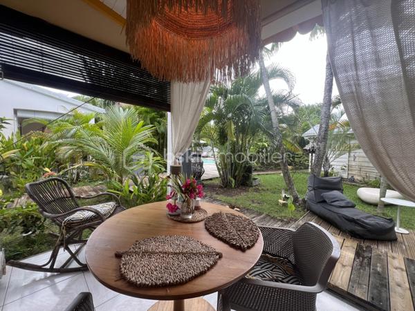 🖼️🪴🏡🌴 ***********EN EXCLUSIVITE *********  Ensemble immobilier d’exception composé d une belle villa T4/5 de 135 m2 avec piscine et d un fonds de commerce proposant 4 gîtes pour une superficie totale de 212 m2 (deux T2 et deux T3) avec piscine et bar sur un terrain arboré de 1600 m2.

Il bénéficie d'un emplacement de premier choix (plusieurs plages renommées ⛱️🐚🌊☀️🏖️🐠 accessibles à pied (bois jolan, Helleux, Pierre et Vacances), dont des spots de surf 😀🏄‍♀️🏄🏻‍♂️🌊, des chemins côtiers promettent aussi de belles balades depuis ce bien). Les commodités sont proches et l'accès à la route nationale est proche.

😊 Les heureux propriétaires, après y avoir mis tous leurs talents de décorateurs / paysagistes / gestionnaires et en avoir fait un petit bijou de raffinement, de convivialité et d’exotisme 🍹🎋🌵🌴, sont appelés par de nouvelles aventures sous d autres horizons 🌍 👀🔎 Ils recherchent maintenant des repreneurs, chanceux de pouvoir faire perdurer leur réussite et qui pourront eux aussi s épanouir dans ce lieu d exception et apaisant au cœur d une nature luxuriante et exceptionnelle (rare sur Grande Terre).

🚪De construction béton, l espace privatif (la villa) et l espace commercial (les 4 gîtes) bénéficient chacun d une entrée indépendante assurant une intimité totale 👍 depuis un grand parking prévu pour 6 voitures.

Vous serez charmés dès l'entrée avec tout d'abord une villa T4/T5 sans vis à vis, composée d'un agréable salon, d'une cuisine équipée semi-ouverte, un cellier, un couloir, 3 chambres, une salle d'eau avec douche et double vasque, puis un wc indépendant. A l'étage : une mezzanine (pouvant être fermée afin d'obtenir une quatrième chambre) avec sa salle d'eau (lavobo, douche et wc). A l'extérieur : une terrasse cosy fermant par des volets roulants anti-cycloniques Somfi, et un magnifique espace extérieur végétalisé, agrémenté d'une piscine de 4m x 2m bordée de pierre de rivière et une douche extérieure ainsi que d'une pergola avec espace détente et coin bar.

Découvrons maintenant l'espace gites... Une belle allée végétalisée vous transportera dans un paradis tropical digne de basse terre ! Sérénité, détente et dépaysement assuré ! Vous découvrirez un espace bar / pergola / espace repas avec ambiance lounge qui vous mènera à la majestueuse piscine agrémentée de deux espaces détente (dont un couvert), avec une douche extérieure.

Puis 4 gites cosy aménagés avec goût et prêts à louer (deux T2 composés d'un salon, une cuisine, une salle d'eau et deux terrasses dont une couverte et deux T3 composés d'un salon, une cuisine, 2 chambres (pour 5 couchages au total), une salle d'eau et deux terrasses dont une couverte.

💘 Vous l aurez compris au vu des photos et des notes extrêmement élevées sur les sites de réservation, ce bien incroyablement abouti et pensé avec finesse, subtilité, raffinement, confort, harmonie dans chaque détail et intelligence, fera le bonheur de ses nouveaux propriétaires. Tous les logements sont vendus meublés et équipés, la décoration et le mobilier sont d une qualité rare et haut de gamme (teck, aluminum où grandes marques se côtoient tels que les canapés Bubble de Roche Bobois, Claire Ambiance, Woodstock, Jura, Dyson, Vorweck, etc...  (les connaisseurs y seront sensibles) 👍 Chaque espace reflète le goût raffiné des propriétaires, qui ont su créer une atmosphère unique où charme et authenticité se mêlent avec justesse.

Les vendeurs sont d'une générosité rare : ils ont poussé leur degré d'exigence à l'extrême pour le confort de leurs hôtes (chaque locatif est équipé d'une machine à café à grains de marque Jura, d'aspirateurs sans traineau tels que Dyson par exemple, les électroménagers sont tous de belles marques. Dans la villa qu'ils occupent, un salon Roche Bobois, de la Sono De Vialet, un robot Thermomix, un robot Kenwood, un airfryer, un sèche linge +++ , des lustres haut de gamme, linge de lit, matelas pour certains d'hôtellerie, robot sans fil pour la piscine.etc... on y trouve aussi de belles pièces d'antiquaires, etc... Tous ces éléments sont inclus dans la vente, les propriétaires ont à coeur de faire bénéficier à leurs successeurs tout le confort et la haute qualité des éléments qui composent ce bien rare. Seuls quelques tableaux signés seront récupérés.

Autres avantages : une citerne tampon de 6000 l alimente tout le site, télésurveillance, vaste parking privé avec portail électrique, micro-station quasiment neuve répondant aux normes actuelles, internet par satellite offrant une connexion irréprochable, porte d'entrée maison en alu, fermeture 4 points, arbres fruitiers (manguier, maracudja, avocatier, goyavier, bananiers. Un abri de jardin en dur borde le parking.

🔵 Pour ce bien d’exception, la fiabilité financière des acquéreurs sera vérifiée avant chaque visite 👍

N'hésitez-pas à me contacter, de préférence via whatsapp ou par mail.