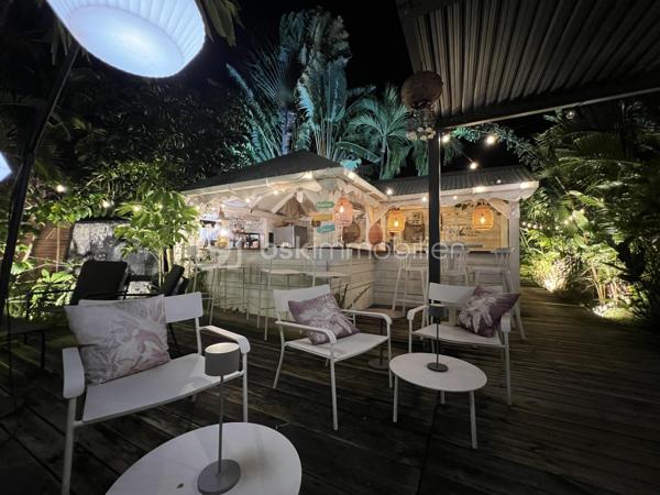 🖼️🪴🏡🌴 ***********EN EXCLUSIVITE *********  Ensemble immobilier d’exception composé d une belle villa T4/5 de 135 m2 avec piscine et d un fonds de commerce proposant 4 gîtes pour une superficie totale de 212 m2 (deux T2 et deux T3) avec piscine et bar sur un terrain arboré de 1600 m2.

Il bénéficie d'un emplacement de premier choix (plusieurs plages renommées ⛱️🐚🌊☀️🏖️🐠 accessibles à pied (bois jolan, Helleux, Pierre et Vacances), dont des spots de surf 😀🏄‍♀️🏄🏻‍♂️🌊, des chemins côtiers promettent aussi de belles balades depuis ce bien). Les commodités sont proches et l'accès à la route nationale est proche.

😊 Les heureux propriétaires, après y avoir mis tous leurs talents de décorateurs / paysagistes / gestionnaires et en avoir fait un petit bijou de raffinement, de convivialité et d’exotisme 🍹🎋🌵🌴, sont appelés par de nouvelles aventures sous d autres horizons 🌍 👀🔎 Ils recherchent maintenant des repreneurs, chanceux de pouvoir faire perdurer leur réussite et qui pourront eux aussi s épanouir dans ce lieu d exception et apaisant au cœur d une nature luxuriante et exceptionnelle (rare sur Grande Terre).

🚪De construction béton, l espace privatif (la villa) et l espace commercial (les 4 gîtes) bénéficient chacun d une entrée indépendante assurant une intimité totale 👍 depuis un grand parking prévu pour 6 voitures.

Vous serez charmés dès l'entrée avec tout d'abord une villa T4/T5 sans vis à vis, composée d'un agréable salon, d'une cuisine équipée semi-ouverte, un cellier, un couloir, 3 chambres, une salle d'eau avec douche et double vasque, puis un wc indépendant. A l'étage : une mezzanine (pouvant être fermée afin d'obtenir une quatrième chambre) avec sa salle d'eau (lavobo, douche et wc). A l'extérieur : une terrasse cosy fermant par des volets roulants anti-cycloniques Somfi, et un magnifique espace extérieur végétalisé, agrémenté d'une piscine de 4m x 2m bordée de pierre de rivière et une douche extérieure ainsi que d'une pergola avec espace détente et coin bar.

Découvrons maintenant l'espace gites... Une belle allée végétalisée vous transportera dans un paradis tropical digne de basse terre ! Sérénité, détente et dépaysement assuré ! Vous découvrirez un espace bar / pergola / espace repas avec ambiance lounge qui vous mènera à la majestueuse piscine agrémentée de deux espaces détente (dont un couvert), avec une douche extérieure.

Puis 4 gites cosy aménagés avec goût et prêts à louer (deux T2 composés d'un salon, une cuisine, une salle d'eau et deux terrasses dont une couverte et deux T3 composés d'un salon, une cuisine, 2 chambres (pour 5 couchages au total), une salle d'eau et deux terrasses dont une couverte.

💘 Vous l aurez compris au vu des photos et des notes extrêmement élevées sur les sites de réservation, ce bien incroyablement abouti et pensé avec finesse, subtilité, raffinement, confort, harmonie dans chaque détail et intelligence, fera le bonheur de ses nouveaux propriétaires. Tous les logements sont vendus meublés et équipés, la décoration et le mobilier sont d une qualité rare et haut de gamme (teck, aluminum où grandes marques se côtoient tels que les canapés Bubble de Roche Bobois, Claire Ambiance, Woodstock, Jura, Dyson, Vorweck, etc...  (les connaisseurs y seront sensibles) 👍 Chaque espace reflète le goût raffiné des propriétaires, qui ont su créer une atmosphère unique où charme et authenticité se mêlent avec justesse.

Les vendeurs sont d'une générosité rare : ils ont poussé leur degré d'exigence à l'extrême pour le confort de leurs hôtes (chaque locatif est équipé d'une machine à café à grains de marque Jura, d'aspirateurs sans traineau tels que Dyson par exemple, les électroménagers sont tous de belles marques. Dans la villa qu'ils occupent, un salon Roche Bobois, de la Sono De Vialet, un robot Thermomix, un robot Kenwood, un airfryer, un sèche linge +++ , des lustres haut de gamme, linge de lit, matelas pour certains d'hôtellerie, robot sans fil pour la piscine.etc... on y trouve aussi de belles pièces d'antiquaires, etc... Tous ces éléments sont inclus dans la vente, les propriétaires ont à coeur de faire bénéficier à leurs successeurs tout le confort et la haute qualité des éléments qui composent ce bien rare. Seuls quelques tableaux signés seront récupérés.

Autres avantages : une citerne tampon de 6000 l alimente tout le site, télésurveillance, vaste parking privé avec portail électrique, micro-station quasiment neuve répondant aux normes actuelles, internet par satellite offrant une connexion irréprochable, porte d'entrée maison en alu, fermeture 4 points, arbres fruitiers (manguier, maracudja, avocatier, goyavier, bananiers. Un abri de jardin en dur borde le parking.

🔵 Pour ce bien d’exception, la fiabilité financière des acquéreurs sera vérifiée avant chaque visite 👍

N'hésitez-pas à me contacter, de préférence via whatsapp ou par mail.