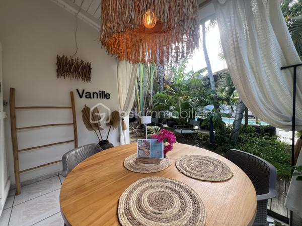 🖼️🪴🏡🌴 ***********EN EXCLUSIVITE *********  Ensemble immobilier d’exception composé d une belle villa T4/5 de 135 m2 avec piscine et d un fonds de commerce proposant 4 gîtes pour une superficie totale de 212 m2 (deux T2 et deux T3) avec piscine et bar sur un terrain arboré de 1600 m2.

Il bénéficie d'un emplacement de premier choix (plusieurs plages renommées ⛱️🐚🌊☀️🏖️🐠 accessibles à pied (bois jolan, Helleux, Pierre et Vacances), dont des spots de surf 😀🏄‍♀️🏄🏻‍♂️🌊, des chemins côtiers promettent aussi de belles balades depuis ce bien). Les commodités sont proches et l'accès à la route nationale est proche.

😊 Les heureux propriétaires, après y avoir mis tous leurs talents de décorateurs / paysagistes / gestionnaires et en avoir fait un petit bijou de raffinement, de convivialité et d’exotisme 🍹🎋🌵🌴, sont appelés par de nouvelles aventures sous d autres horizons 🌍 👀🔎 Ils recherchent maintenant des repreneurs, chanceux de pouvoir faire perdurer leur réussite et qui pourront eux aussi s épanouir dans ce lieu d exception et apaisant au cœur d une nature luxuriante et exceptionnelle (rare sur Grande Terre).

🚪De construction béton, l espace privatif (la villa) et l espace commercial (les 4 gîtes) bénéficient chacun d une entrée indépendante assurant une intimité totale 👍 depuis un grand parking prévu pour 6 voitures.

Vous serez charmés dès l'entrée avec tout d'abord une villa T4/T5 sans vis à vis, composée d'un agréable salon, d'une cuisine équipée semi-ouverte, un cellier, un couloir, 3 chambres, une salle d'eau avec douche et double vasque, puis un wc indépendant. A l'étage : une mezzanine (pouvant être fermée afin d'obtenir une quatrième chambre) avec sa salle d'eau (lavobo, douche et wc). A l'extérieur : une terrasse cosy fermant par des volets roulants anti-cycloniques Somfi, et un magnifique espace extérieur végétalisé, agrémenté d'une piscine de 4m x 2m bordée de pierre de rivière et une douche extérieure ainsi que d'une pergola avec espace détente et coin bar.

Découvrons maintenant l'espace gites... Une belle allée végétalisée vous transportera dans un paradis tropical digne de basse terre ! Sérénité, détente et dépaysement assuré ! Vous découvrirez un espace bar / pergola / espace repas avec ambiance lounge qui vous mènera à la majestueuse piscine agrémentée de deux espaces détente (dont un couvert), avec une douche extérieure.

Puis 4 gites cosy aménagés avec goût et prêts à louer (deux T2 composés d'un salon, une cuisine, une salle d'eau et deux terrasses dont une couverte et deux T3 composés d'un salon, une cuisine, 2 chambres (pour 5 couchages au total), une salle d'eau et deux terrasses dont une couverte.

💘 Vous l aurez compris au vu des photos et des notes extrêmement élevées sur les sites de réservation, ce bien incroyablement abouti et pensé avec finesse, subtilité, raffinement, confort, harmonie dans chaque détail et intelligence, fera le bonheur de ses nouveaux propriétaires. Tous les logements sont vendus meublés et équipés, la décoration et le mobilier sont d une qualité rare et haut de gamme (teck, aluminum où grandes marques se côtoient tels que les canapés Bubble de Roche Bobois, Claire Ambiance, Woodstock, Jura, Dyson, Vorweck, etc...  (les connaisseurs y seront sensibles) 👍 Chaque espace reflète le goût raffiné des propriétaires, qui ont su créer une atmosphère unique où charme et authenticité se mêlent avec justesse.

Les vendeurs sont d'une générosité rare : ils ont poussé leur degré d'exigence à l'extrême pour le confort de leurs hôtes (chaque locatif est équipé d'une machine à café à grains de marque Jura, d'aspirateurs sans traineau tels que Dyson par exemple, les électroménagers sont tous de belles marques. Dans la villa qu'ils occupent, un salon Roche Bobois, de la Sono De Vialet, un robot Thermomix, un robot Kenwood, un airfryer, un sèche linge +++ , des lustres haut de gamme, linge de lit, matelas pour certains d'hôtellerie, robot sans fil pour la piscine.etc... on y trouve aussi de belles pièces d'antiquaires, etc... Tous ces éléments sont inclus dans la vente, les propriétaires ont à coeur de faire bénéficier à leurs successeurs tout le confort et la haute qualité des éléments qui composent ce bien rare. Seuls quelques tableaux signés seront récupérés.

Autres avantages : une citerne tampon de 6000 l alimente tout le site, télésurveillance, vaste parking privé avec portail électrique, micro-station quasiment neuve répondant aux normes actuelles, internet par satellite offrant une connexion irréprochable, porte d'entrée maison en alu, fermeture 4 points, arbres fruitiers (manguier, maracudja, avocatier, goyavier, bananiers. Un abri de jardin en dur borde le parking.

🔵 Pour ce bien d’exception, la fiabilité financière des acquéreurs sera vérifiée avant chaque visite 👍

N'hésitez-pas à me contacter, de préférence via whatsapp ou par mail.