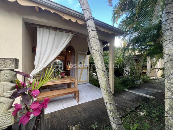🖼️🪴🏡🌴 ***********EN EXCLUSIVITE *********  Ensemble immobilier d’exception composé d une belle villa T4/5 de 135 m2 avec piscine et d un fonds de commerce proposant 4 gîtes pour une superficie totale de 212 m2 (deux T2 et deux T3) avec piscine et bar sur un terrain arboré de 1600 m2.

Il bénéficie d'un emplacement de premier choix (plusieurs plages renommées ⛱️🐚🌊☀️🏖️🐠 accessibles à pied (bois jolan, Helleux, Pierre et Vacances), dont des spots de surf 😀🏄‍♀️🏄🏻‍♂️🌊, des chemins côtiers promettent aussi de belles balades depuis ce bien). Les commodités sont proches et l'accès à la route nationale est proche.

😊 Les heureux propriétaires, après y avoir mis tous leurs talents de décorateurs / paysagistes / gestionnaires et en avoir fait un petit bijou de raffinement, de convivialité et d’exotisme 🍹🎋🌵🌴, sont appelés par de nouvelles aventures sous d autres horizons 🌍 👀🔎 Ils recherchent maintenant des repreneurs, chanceux de pouvoir faire perdurer leur réussite et qui pourront eux aussi s épanouir dans ce lieu d exception et apaisant au cœur d une nature luxuriante et exceptionnelle (rare sur Grande Terre).

🚪De construction béton, l espace privatif (la villa) et l espace commercial (les 4 gîtes) bénéficient chacun d une entrée indépendante assurant une intimité totale 👍 depuis un grand parking prévu pour 6 voitures.

Vous serez charmés dès l'entrée avec tout d'abord une villa T4/T5 sans vis à vis, composée d'un agréable salon, d'une cuisine équipée semi-ouverte, un cellier, un couloir, 3 chambres, une salle d'eau avec douche et double vasque, puis un wc indépendant. A l'étage : une mezzanine (pouvant être fermée afin d'obtenir une quatrième chambre) avec sa salle d'eau (lavobo, douche et wc). A l'extérieur : une terrasse cosy fermant par des volets roulants anti-cycloniques Somfi, et un magnifique espace extérieur végétalisé, agrémenté d'une piscine de 4m x 2m bordée de pierre de rivière et une douche extérieure ainsi que d'une pergola avec espace détente et coin bar.

Découvrons maintenant l'espace gites... Une belle allée végétalisée vous transportera dans un paradis tropical digne de basse terre ! Sérénité, détente et dépaysement assuré ! Vous découvrirez un espace bar / pergola / espace repas avec ambiance lounge qui vous mènera à la majestueuse piscine agrémentée de deux espaces détente (dont un couvert), avec une douche extérieure.

Puis 4 gites cosy aménagés avec goût et prêts à louer (deux T2 composés d'un salon, une cuisine, une salle d'eau et deux terrasses dont une couverte et deux T3 composés d'un salon, une cuisine, 2 chambres (pour 5 couchages au total), une salle d'eau et deux terrasses dont une couverte.

💘 Vous l aurez compris au vu des photos et des notes extrêmement élevées sur les sites de réservation, ce bien incroyablement abouti et pensé avec finesse, subtilité, raffinement, confort, harmonie dans chaque détail et intelligence, fera le bonheur de ses nouveaux propriétaires. Tous les logements sont vendus meublés et équipés, la décoration et le mobilier sont d une qualité rare et haut de gamme (teck, aluminum où grandes marques se côtoient tels que les canapés Bubble de Roche Bobois, Claire Ambiance, Woodstock, Jura, Dyson, Vorweck, etc...  (les connaisseurs y seront sensibles) 👍 Chaque espace reflète le goût raffiné des propriétaires, qui ont su créer une atmosphère unique où charme et authenticité se mêlent avec justesse.

Les vendeurs sont d'une générosité rare : ils ont poussé leur degré d'exigence à l'extrême pour le confort de leurs hôtes (chaque locatif est équipé d'une machine à café à grains de marque Jura, d'aspirateurs sans traineau tels que Dyson par exemple, les électroménagers sont tous de belles marques. Dans la villa qu'ils occupent, un salon Roche Bobois, de la Sono De Vialet, un robot Thermomix, un robot Kenwood, un airfryer, un sèche linge +++ , des lustres haut de gamme, linge de lit, matelas pour certains d'hôtellerie, robot sans fil pour la piscine.etc... on y trouve aussi de belles pièces d'antiquaires, etc... Tous ces éléments sont inclus dans la vente, les propriétaires ont à coeur de faire bénéficier à leurs successeurs tout le confort et la haute qualité des éléments qui composent ce bien rare. Seuls quelques tableaux signés seront récupérés.

Autres avantages : une citerne tampon de 6000 l alimente tout le site, télésurveillance, vaste parking privé avec portail électrique, micro-station quasiment neuve répondant aux normes actuelles, internet par satellite offrant une connexion irréprochable, porte d'entrée maison en alu, fermeture 4 points, arbres fruitiers (manguier, maracudja, avocatier, goyavier, bananiers. Un abri de jardin en dur borde le parking.

🔵 Pour ce bien d’exception, la fiabilité financière des acquéreurs sera vérifiée avant chaque visite 👍

N'hésitez-pas à me contacter, de préférence via whatsapp ou par mail.
