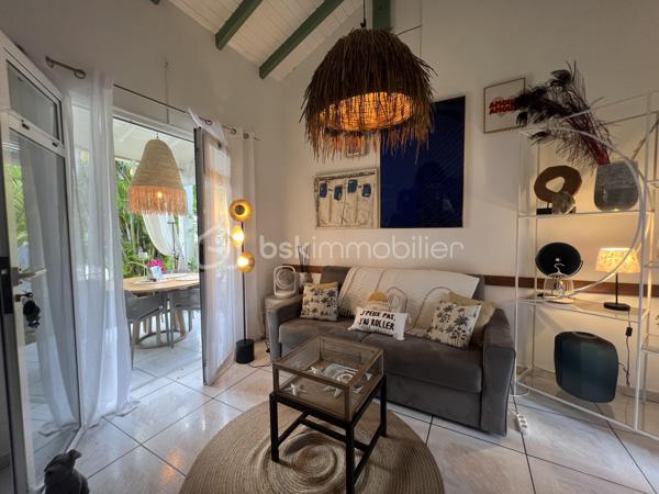 🖼️🪴🏡🌴 ***********EN EXCLUSIVITE *********  Ensemble immobilier d’exception composé d une belle villa T4/5 de 135 m2 avec piscine et d un fonds de commerce proposant 4 gîtes pour une superficie totale de 212 m2 (deux T2 et deux T3) avec piscine et bar sur un terrain arboré de 1600 m2.

Il bénéficie d'un emplacement de premier choix (plusieurs plages renommées ⛱️🐚🌊☀️🏖️🐠 accessibles à pied (bois jolan, Helleux, Pierre et Vacances), dont des spots de surf 😀🏄‍♀️🏄🏻‍♂️🌊, des chemins côtiers promettent aussi de belles balades depuis ce bien). Les commodités sont proches et l'accès à la route nationale est proche.

😊 Les heureux propriétaires, après y avoir mis tous leurs talents de décorateurs / paysagistes / gestionnaires et en avoir fait un petit bijou de raffinement, de convivialité et d’exotisme 🍹🎋🌵🌴, sont appelés par de nouvelles aventures sous d autres horizons 🌍 👀🔎 Ils recherchent maintenant des repreneurs, chanceux de pouvoir faire perdurer leur réussite et qui pourront eux aussi s épanouir dans ce lieu d exception et apaisant au cœur d une nature luxuriante et exceptionnelle (rare sur Grande Terre).

🚪De construction béton, l espace privatif (la villa) et l espace commercial (les 4 gîtes) bénéficient chacun d une entrée indépendante assurant une intimité totale 👍 depuis un grand parking prévu pour 6 voitures.

Vous serez charmés dès l'entrée avec tout d'abord une villa T4/T5 sans vis à vis, composée d'un agréable salon, d'une cuisine équipée semi-ouverte, un cellier, un couloir, 3 chambres, une salle d'eau avec douche et double vasque, puis un wc indépendant. A l'étage : une mezzanine (pouvant être fermée afin d'obtenir une quatrième chambre) avec sa salle d'eau (lavobo, douche et wc). A l'extérieur : une terrasse cosy fermant par des volets roulants anti-cycloniques Somfi, et un magnifique espace extérieur végétalisé, agrémenté d'une piscine de 4m x 2m bordée de pierre de rivière et une douche extérieure ainsi que d'une pergola avec espace détente et coin bar.

Découvrons maintenant l'espace gites... Une belle allée végétalisée vous transportera dans un paradis tropical digne de basse terre ! Sérénité, détente et dépaysement assuré ! Vous découvrirez un espace bar / pergola / espace repas avec ambiance lounge qui vous mènera à la majestueuse piscine agrémentée de deux espaces détente (dont un couvert), avec une douche extérieure.

Puis 4 gites cosy aménagés avec goût et prêts à louer (deux T2 composés d'un salon, une cuisine, une salle d'eau et deux terrasses dont une couverte et deux T3 composés d'un salon, une cuisine, 2 chambres (pour 5 couchages au total), une salle d'eau et deux terrasses dont une couverte.

💘 Vous l aurez compris au vu des photos et des notes extrêmement élevées sur les sites de réservation, ce bien incroyablement abouti et pensé avec finesse, subtilité, raffinement, confort, harmonie dans chaque détail et intelligence, fera le bonheur de ses nouveaux propriétaires. Tous les logements sont vendus meublés et équipés, la décoration et le mobilier sont d une qualité rare et haut de gamme (teck, aluminum où grandes marques se côtoient tels que les canapés Bubble de Roche Bobois, Claire Ambiance, Woodstock, Jura, Dyson, Vorweck, etc...  (les connaisseurs y seront sensibles) 👍 Chaque espace reflète le goût raffiné des propriétaires, qui ont su créer une atmosphère unique où charme et authenticité se mêlent avec justesse.

Les vendeurs sont d'une générosité rare : ils ont poussé leur degré d'exigence à l'extrême pour le confort de leurs hôtes (chaque locatif est équipé d'une machine à café à grains de marque Jura, d'aspirateurs sans traineau tels que Dyson par exemple, les électroménagers sont tous de belles marques. Dans la villa qu'ils occupent, un salon Roche Bobois, de la Sono De Vialet, un robot Thermomix, un robot Kenwood, un airfryer, un sèche linge +++ , des lustres haut de gamme, linge de lit, matelas pour certains d'hôtellerie, robot sans fil pour la piscine.etc... on y trouve aussi de belles pièces d'antiquaires, etc... Tous ces éléments sont inclus dans la vente, les propriétaires ont à coeur de faire bénéficier à leurs successeurs tout le confort et la haute qualité des éléments qui composent ce bien rare. Seuls quelques tableaux signés seront récupérés.

Autres avantages : une citerne tampon de 6000 l alimente tout le site, télésurveillance, vaste parking privé avec portail électrique, micro-station quasiment neuve répondant aux normes actuelles, internet par satellite offrant une connexion irréprochable, porte d'entrée maison en alu, fermeture 4 points, arbres fruitiers (manguier, maracudja, avocatier, goyavier, bananiers. Un abri de jardin en dur borde le parking.

🔵 Pour ce bien d’exception, la fiabilité financière des acquéreurs sera vérifiée avant chaque visite 👍

N'hésitez-pas à me contacter, de préférence via whatsapp ou par mail.