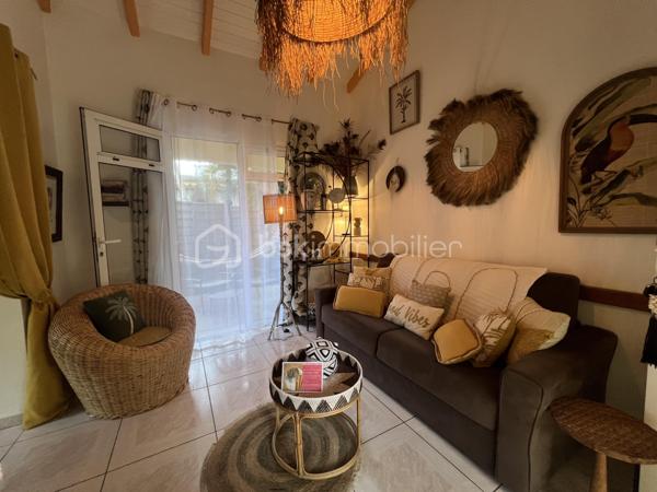 🖼️🪴🏡🌴 ***********EN EXCLUSIVITE *********  Ensemble immobilier d’exception composé d une belle villa T4/5 de 135 m2 avec piscine et d un fonds de commerce proposant 4 gîtes pour une superficie totale de 212 m2 (deux T2 et deux T3) avec piscine et bar sur un terrain arboré de 1600 m2.

Il bénéficie d'un emplacement de premier choix (plusieurs plages renommées ⛱️🐚🌊☀️🏖️🐠 accessibles à pied (bois jolan, Helleux, Pierre et Vacances), dont des spots de surf 😀🏄‍♀️🏄🏻‍♂️🌊, des chemins côtiers promettent aussi de belles balades depuis ce bien). Les commodités sont proches et l'accès à la route nationale est proche.

😊 Les heureux propriétaires, après y avoir mis tous leurs talents de décorateurs / paysagistes / gestionnaires et en avoir fait un petit bijou de raffinement, de convivialité et d’exotisme 🍹🎋🌵🌴, sont appelés par de nouvelles aventures sous d autres horizons 🌍 👀🔎 Ils recherchent maintenant des repreneurs, chanceux de pouvoir faire perdurer leur réussite et qui pourront eux aussi s épanouir dans ce lieu d exception et apaisant au cœur d une nature luxuriante et exceptionnelle (rare sur Grande Terre).

🚪De construction béton, l espace privatif (la villa) et l espace commercial (les 4 gîtes) bénéficient chacun d une entrée indépendante assurant une intimité totale 👍 depuis un grand parking prévu pour 6 voitures.

Vous serez charmés dès l'entrée avec tout d'abord une villa T4/T5 sans vis à vis, composée d'un agréable salon, d'une cuisine équipée semi-ouverte, un cellier, un couloir, 3 chambres, une salle d'eau avec douche et double vasque, puis un wc indépendant. A l'étage : une mezzanine (pouvant être fermée afin d'obtenir une quatrième chambre) avec sa salle d'eau (lavobo, douche et wc). A l'extérieur : une terrasse cosy fermant par des volets roulants anti-cycloniques Somfi, et un magnifique espace extérieur végétalisé, agrémenté d'une piscine de 4m x 2m bordée de pierre de rivière et une douche extérieure ainsi que d'une pergola avec espace détente et coin bar.

Découvrons maintenant l'espace gites... Une belle allée végétalisée vous transportera dans un paradis tropical digne de basse terre ! Sérénité, détente et dépaysement assuré ! Vous découvrirez un espace bar / pergola / espace repas avec ambiance lounge qui vous mènera à la majestueuse piscine agrémentée de deux espaces détente (dont un couvert), avec une douche extérieure.

Puis 4 gites cosy aménagés avec goût et prêts à louer (deux T2 composés d'un salon, une cuisine, une salle d'eau et deux terrasses dont une couverte et deux T3 composés d'un salon, une cuisine, 2 chambres (pour 5 couchages au total), une salle d'eau et deux terrasses dont une couverte.

💘 Vous l aurez compris au vu des photos et des notes extrêmement élevées sur les sites de réservation, ce bien incroyablement abouti et pensé avec finesse, subtilité, raffinement, confort, harmonie dans chaque détail et intelligence, fera le bonheur de ses nouveaux propriétaires. Tous les logements sont vendus meublés et équipés, la décoration et le mobilier sont d une qualité rare et haut de gamme (teck, aluminum où grandes marques se côtoient tels que les canapés Bubble de Roche Bobois, Claire Ambiance, Woodstock, Jura, Dyson, Vorweck, etc...  (les connaisseurs y seront sensibles) 👍 Chaque espace reflète le goût raffiné des propriétaires, qui ont su créer une atmosphère unique où charme et authenticité se mêlent avec justesse.

Les vendeurs sont d'une générosité rare : ils ont poussé leur degré d'exigence à l'extrême pour le confort de leurs hôtes (chaque locatif est équipé d'une machine à café à grains de marque Jura, d'aspirateurs sans traineau tels que Dyson par exemple, les électroménagers sont tous de belles marques. Dans la villa qu'ils occupent, un salon Roche Bobois, de la Sono De Vialet, un robot Thermomix, un robot Kenwood, un airfryer, un sèche linge +++ , des lustres haut de gamme, linge de lit, matelas pour certains d'hôtellerie, robot sans fil pour la piscine.etc... on y trouve aussi de belles pièces d'antiquaires, etc... Tous ces éléments sont inclus dans la vente, les propriétaires ont à coeur de faire bénéficier à leurs successeurs tout le confort et la haute qualité des éléments qui composent ce bien rare. Seuls quelques tableaux signés seront récupérés.

Autres avantages : une citerne tampon de 6000 l alimente tout le site, télésurveillance, vaste parking privé avec portail électrique, micro-station quasiment neuve répondant aux normes actuelles, internet par satellite offrant une connexion irréprochable, porte d'entrée maison en alu, fermeture 4 points, arbres fruitiers (manguier, maracudja, avocatier, goyavier, bananiers. Un abri de jardin en dur borde le parking.

🔵 Pour ce bien d’exception, la fiabilité financière des acquéreurs sera vérifiée avant chaque visite 👍

N'hésitez-pas à me contacter, de préférence via whatsapp ou par mail.