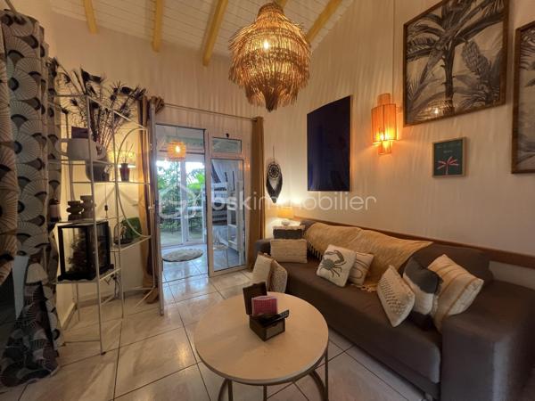 🖼️🪴🏡🌴 ***********EN EXCLUSIVITE *********  Ensemble immobilier d’exception composé d une belle villa T4/5 de 135 m2 avec piscine et d un fonds de commerce proposant 4 gîtes pour une superficie totale de 212 m2 (deux T2 et deux T3) avec piscine et bar sur un terrain arboré de 1600 m2.

Il bénéficie d'un emplacement de premier choix (plusieurs plages renommées ⛱️🐚🌊☀️🏖️🐠 accessibles à pied (bois jolan, Helleux, Pierre et Vacances), dont des spots de surf 😀🏄‍♀️🏄🏻‍♂️🌊, des chemins côtiers promettent aussi de belles balades depuis ce bien). Les commodités sont proches et l'accès à la route nationale est proche.

😊 Les heureux propriétaires, après y avoir mis tous leurs talents de décorateurs / paysagistes / gestionnaires et en avoir fait un petit bijou de raffinement, de convivialité et d’exotisme 🍹🎋🌵🌴, sont appelés par de nouvelles aventures sous d autres horizons 🌍 👀🔎 Ils recherchent maintenant des repreneurs, chanceux de pouvoir faire perdurer leur réussite et qui pourront eux aussi s épanouir dans ce lieu d exception et apaisant au cœur d une nature luxuriante et exceptionnelle (rare sur Grande Terre).

🚪De construction béton, l espace privatif (la villa) et l espace commercial (les 4 gîtes) bénéficient chacun d une entrée indépendante assurant une intimité totale 👍 depuis un grand parking prévu pour 6 voitures.

Vous serez charmés dès l'entrée avec tout d'abord une villa T4/T5 sans vis à vis, composée d'un agréable salon, d'une cuisine équipée semi-ouverte, un cellier, un couloir, 3 chambres, une salle d'eau avec douche et double vasque, puis un wc indépendant. A l'étage : une mezzanine (pouvant être fermée afin d'obtenir une quatrième chambre) avec sa salle d'eau (lavobo, douche et wc). A l'extérieur : une terrasse cosy fermant par des volets roulants anti-cycloniques Somfi, et un magnifique espace extérieur végétalisé, agrémenté d'une piscine de 4m x 2m bordée de pierre de rivière et une douche extérieure ainsi que d'une pergola avec espace détente et coin bar.

Découvrons maintenant l'espace gites... Une belle allée végétalisée vous transportera dans un paradis tropical digne de basse terre ! Sérénité, détente et dépaysement assuré ! Vous découvrirez un espace bar / pergola / espace repas avec ambiance lounge qui vous mènera à la majestueuse piscine agrémentée de deux espaces détente (dont un couvert), avec une douche extérieure.

Puis 4 gites cosy aménagés avec goût et prêts à louer (deux T2 composés d'un salon, une cuisine, une salle d'eau et deux terrasses dont une couverte et deux T3 composés d'un salon, une cuisine, 2 chambres (pour 5 couchages au total), une salle d'eau et deux terrasses dont une couverte.

💘 Vous l aurez compris au vu des photos et des notes extrêmement élevées sur les sites de réservation, ce bien incroyablement abouti et pensé avec finesse, subtilité, raffinement, confort, harmonie dans chaque détail et intelligence, fera le bonheur de ses nouveaux propriétaires. Tous les logements sont vendus meublés et équipés, la décoration et le mobilier sont d une qualité rare et haut de gamme (teck, aluminum où grandes marques se côtoient tels que les canapés Bubble de Roche Bobois, Claire Ambiance, Woodstock, Jura, Dyson, Vorweck, etc...  (les connaisseurs y seront sensibles) 👍 Chaque espace reflète le goût raffiné des propriétaires, qui ont su créer une atmosphère unique où charme et authenticité se mêlent avec justesse.

Les vendeurs sont d'une générosité rare : ils ont poussé leur degré d'exigence à l'extrême pour le confort de leurs hôtes (chaque locatif est équipé d'une machine à café à grains de marque Jura, d'aspirateurs sans traineau tels que Dyson par exemple, les électroménagers sont tous de belles marques. Dans la villa qu'ils occupent, un salon Roche Bobois, de la Sono De Vialet, un robot Thermomix, un robot Kenwood, un airfryer, un sèche linge +++ , des lustres haut de gamme, linge de lit, matelas pour certains d'hôtellerie, robot sans fil pour la piscine.etc... on y trouve aussi de belles pièces d'antiquaires, etc... Tous ces éléments sont inclus dans la vente, les propriétaires ont à coeur de faire bénéficier à leurs successeurs tout le confort et la haute qualité des éléments qui composent ce bien rare. Seuls quelques tableaux signés seront récupérés.

Autres avantages : une citerne tampon de 6000 l alimente tout le site, télésurveillance, vaste parking privé avec portail électrique, micro-station quasiment neuve répondant aux normes actuelles, internet par satellite offrant une connexion irréprochable, porte d'entrée maison en alu, fermeture 4 points, arbres fruitiers (manguier, maracudja, avocatier, goyavier, bananiers. Un abri de jardin en dur borde le parking.

🔵 Pour ce bien d’exception, la fiabilité financière des acquéreurs sera vérifiée avant chaque visite 👍

N'hésitez-pas à me contacter, de préférence via whatsapp ou par mail.